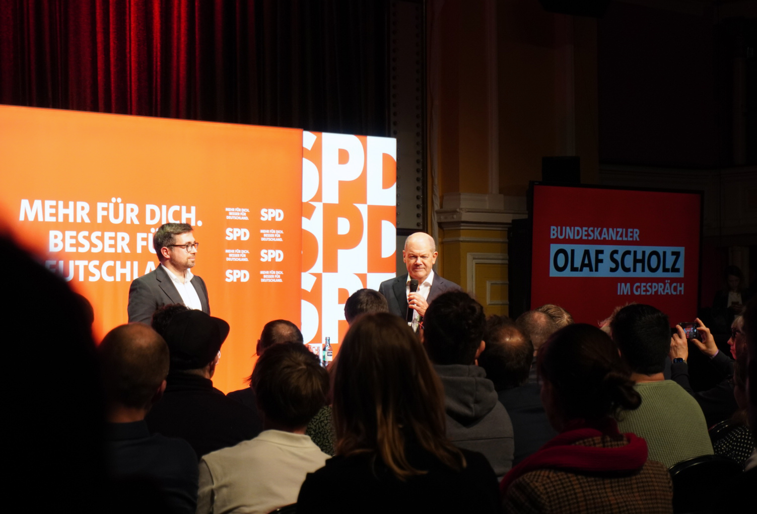 Das Publikum fragt, der Kanzler antwortet: Olaf Scholz in Halle