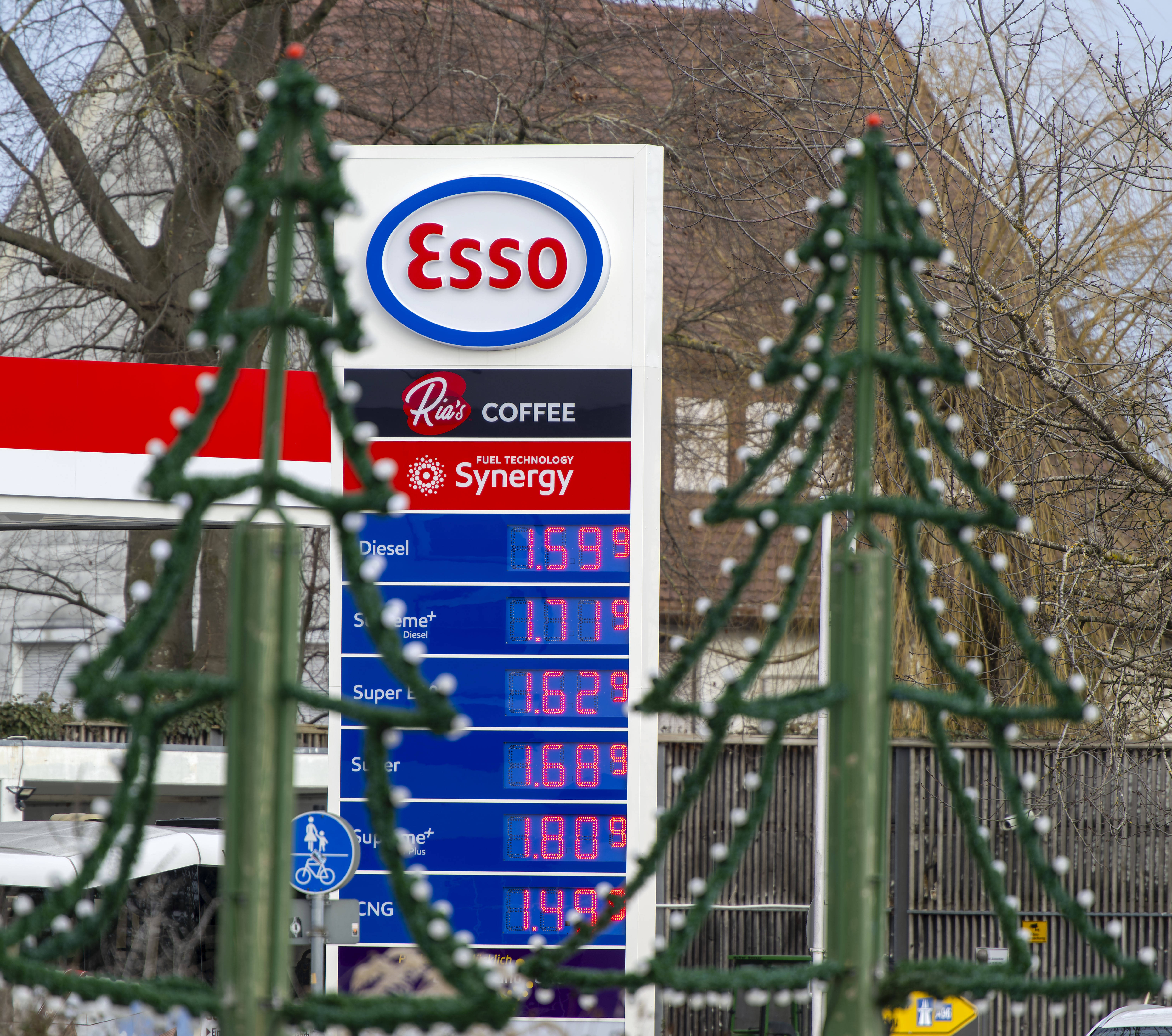 Zum 1. Januar ist der CO2-Preis von 45 auf 55 Euro pro Tonne gestiegen. Das macht u.a. Benzin teurer.