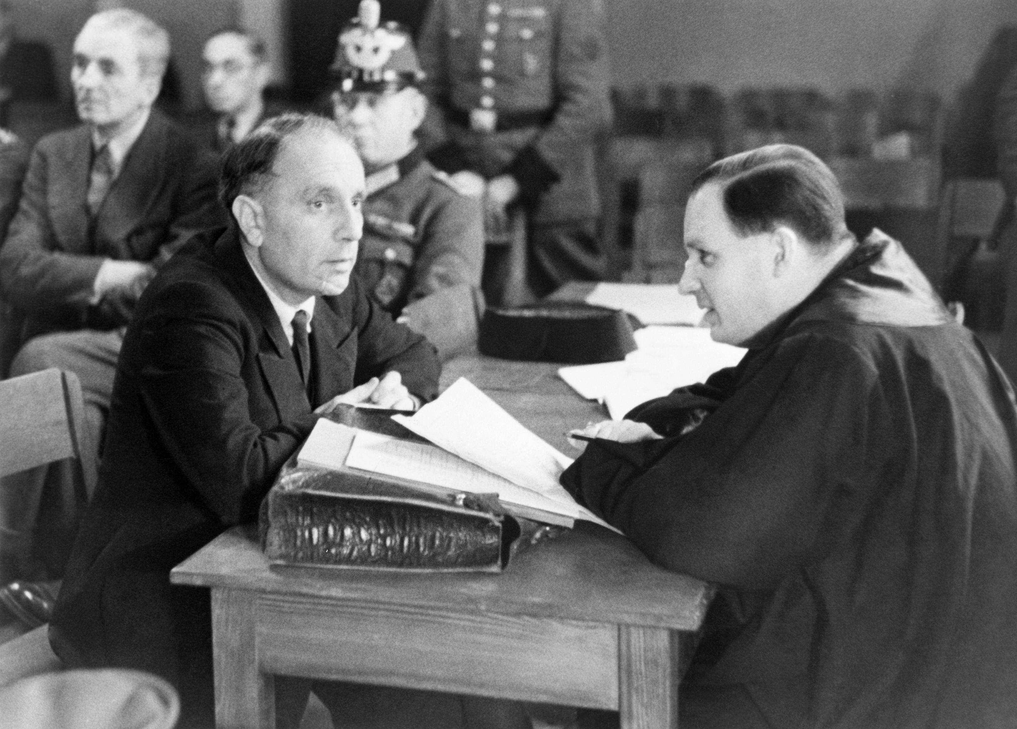 Theodor Haubach (l.) vor dem Volksgerichtshof: Hier wurde er am 15. Januar 1945 von den Nazirichtern zum Tode verurteilt.