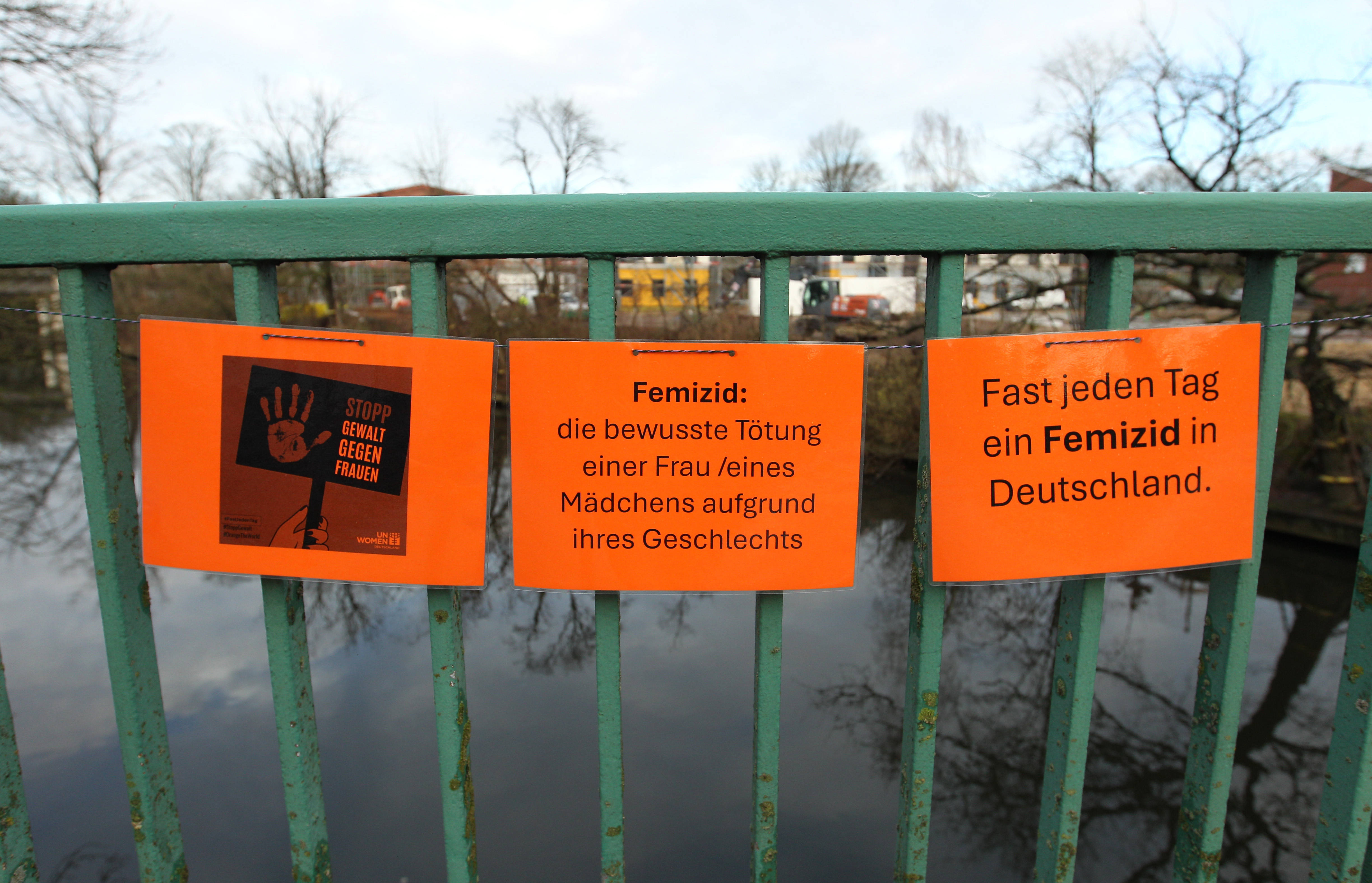 Plakate gegen Gewalt gegen Frauen