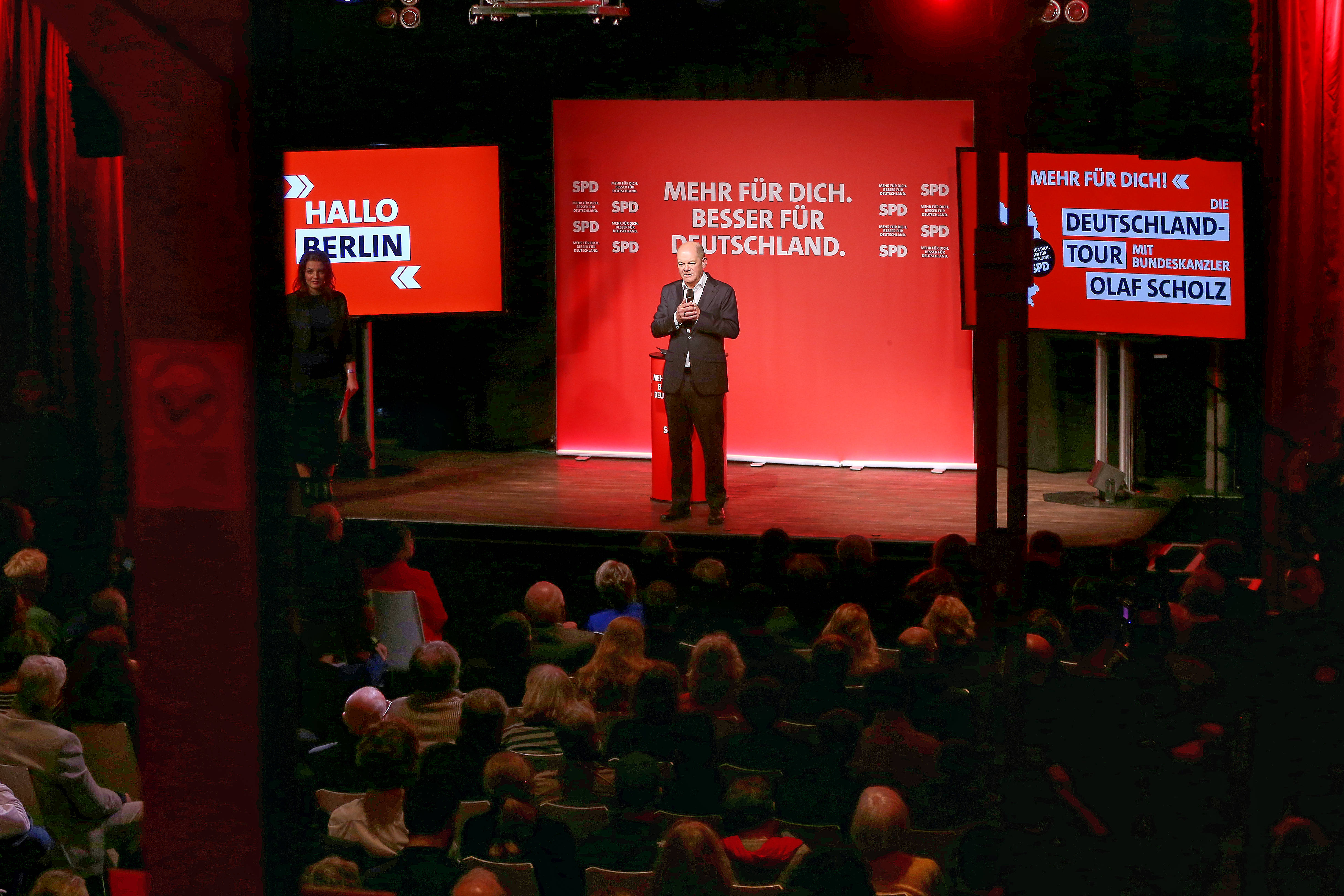 In Berlin stellt sich Kanzler Olaf Scholz den Fragen der Bürger*innen - und spricht Klartext.