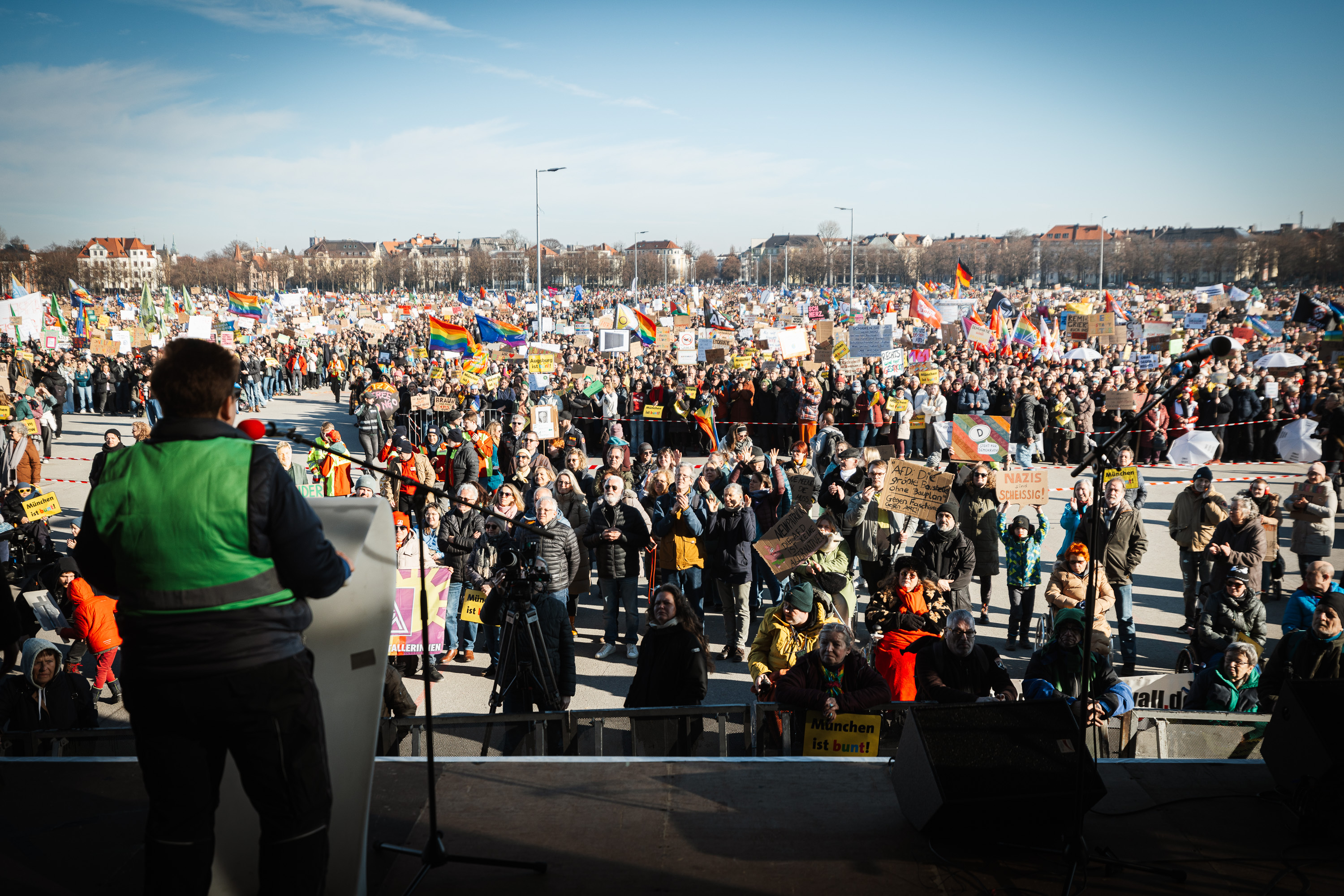 Micky Wenngatz spricht am 8. Februar 2025 in München zu den Demonstrierenden: Eine Viertelmillion Menschen sind für die Demokratie und gegen Rechtsextremismus auf die Straße gegangen.