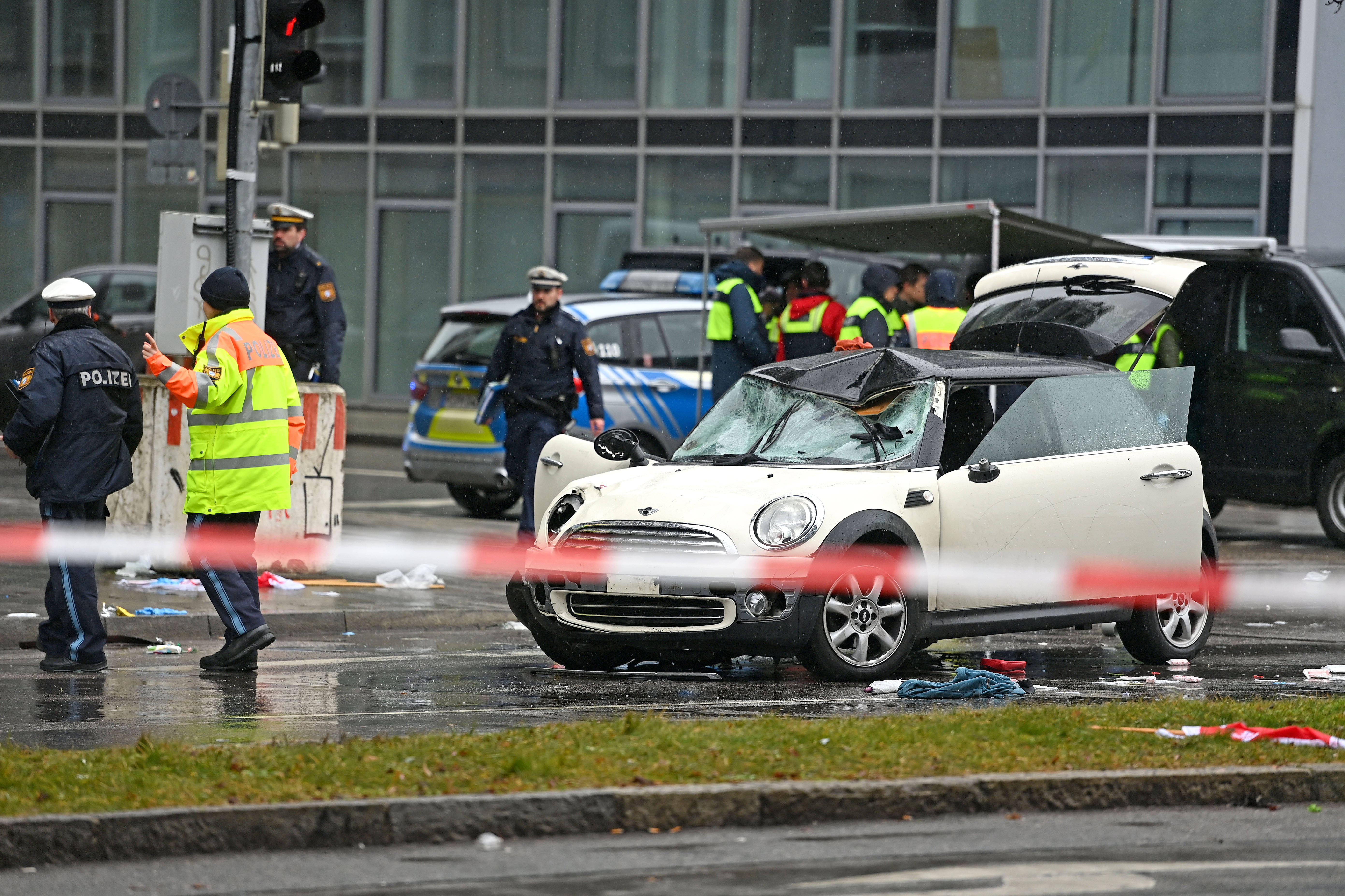 München: Das demolierte Fahrzeug, mit dem der Attentäter am 13. Februar in einen ver.di-Demonstrationszug gefahren ist und dabei 36 Menschen verletzt.