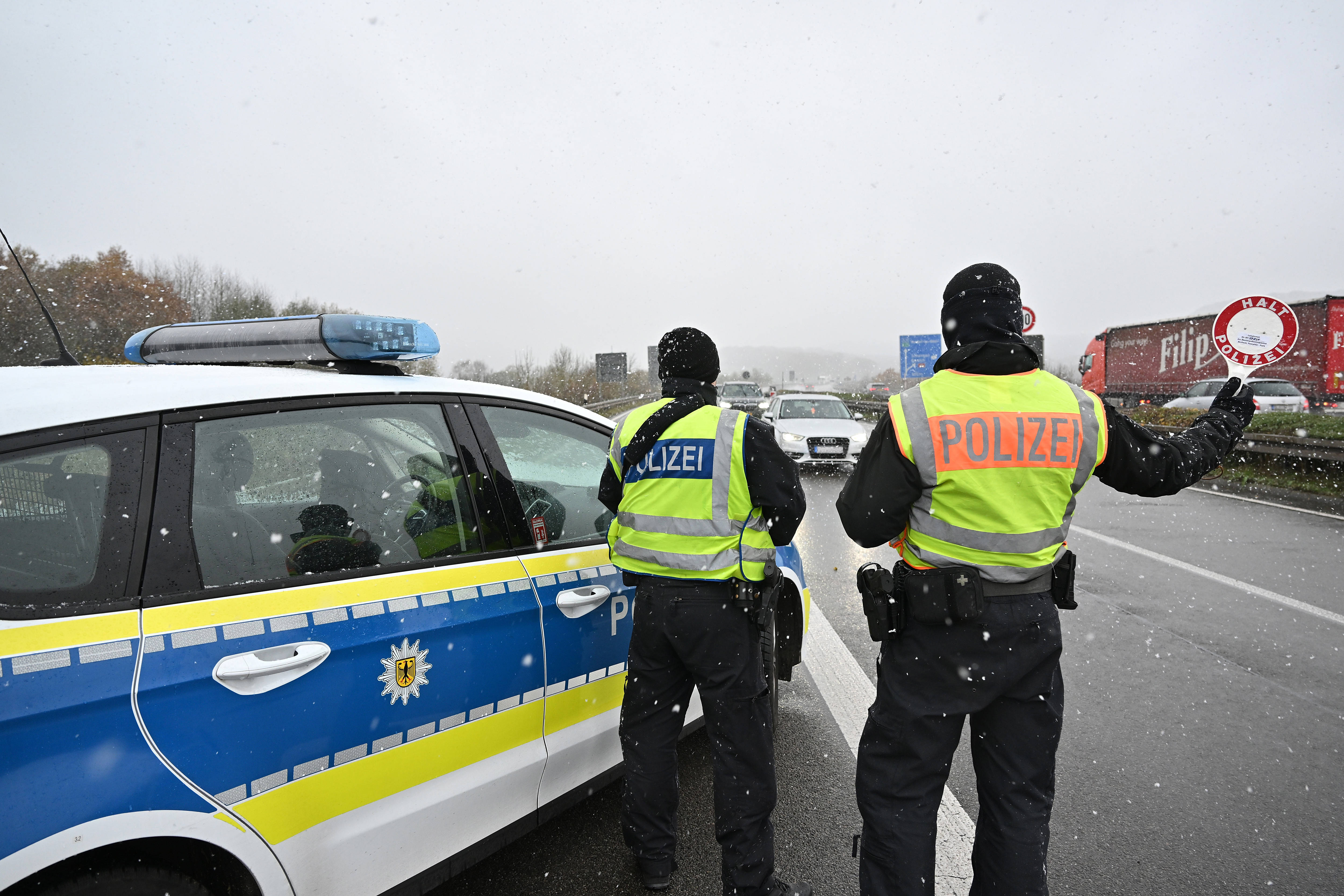 Die Bundespolizei im Einsatz: Hier kontrolliert sie Ende November 2024 an der deutsch-luxemburgischen Grenze Fahrzeuge und Transporter.