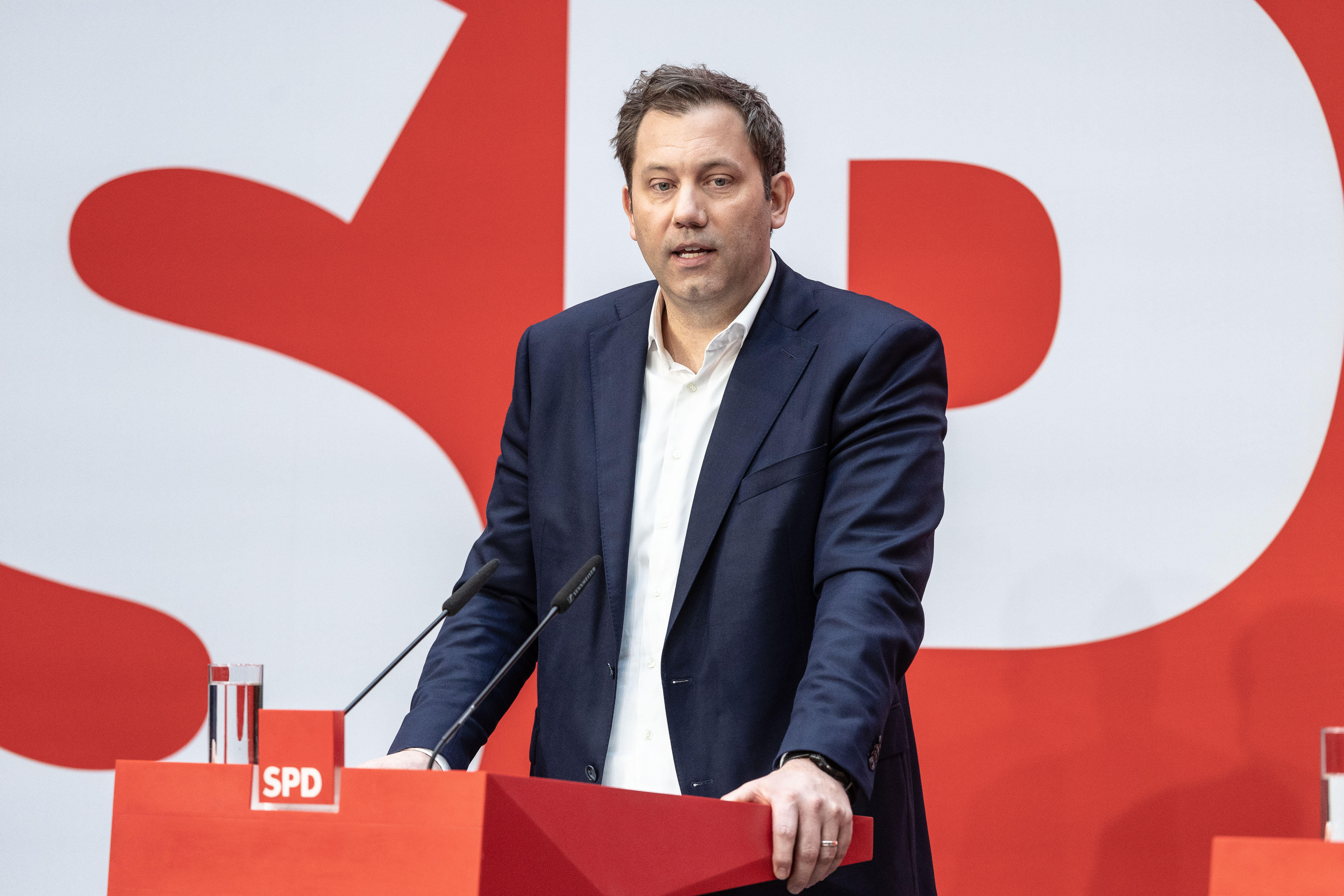 Kein Automatismus: SPD-Chef Lars Klingbeil will sich noch nicht auf eine Koalition der SPD mit CDU/CSU festlegen.