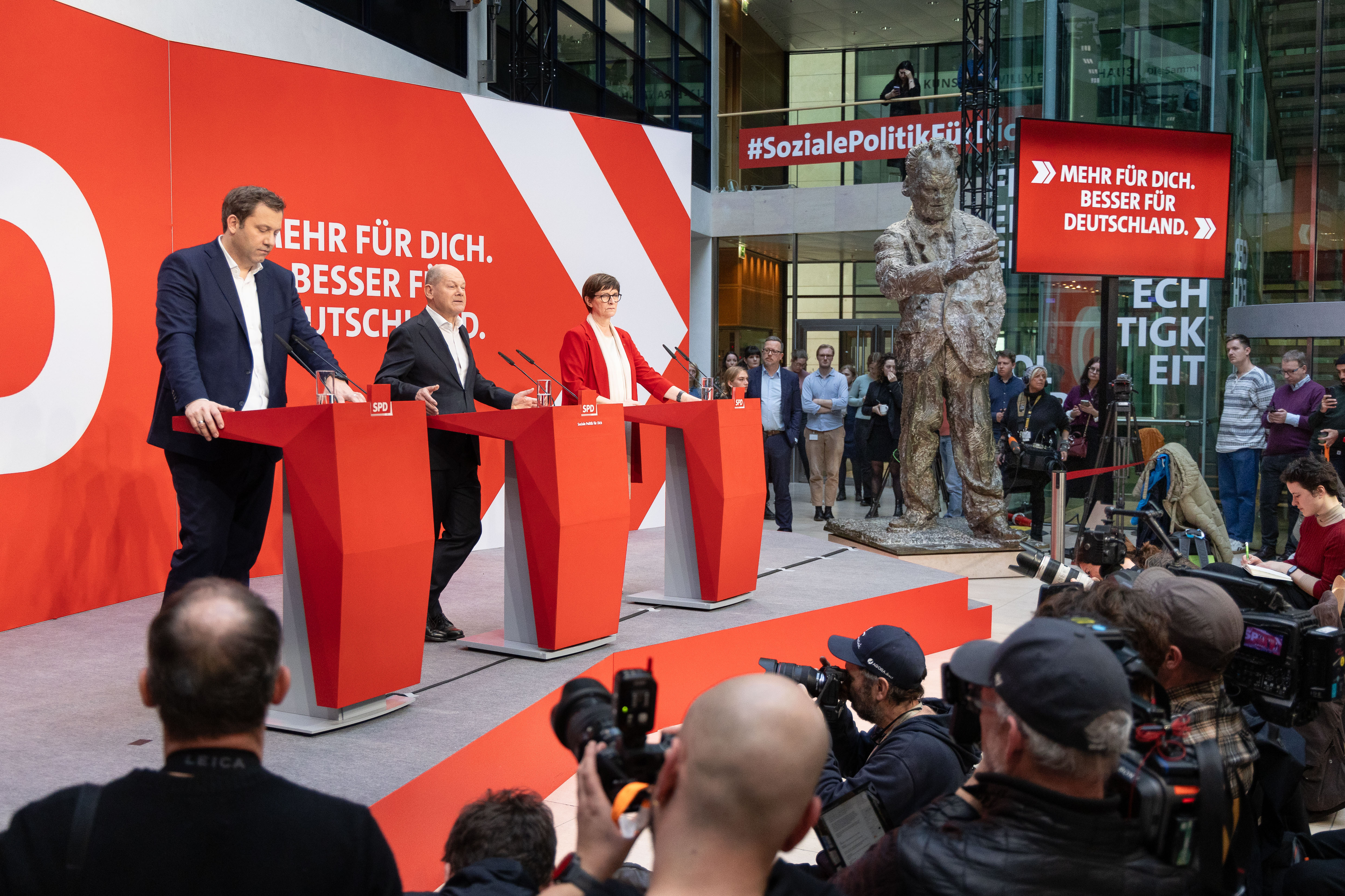 Großes Interesse an der Pressekonferenz mit Bundeskanzler Olaf Scholz und den SPD-Vorsitzenden Lars Klingbeil und Saskia Esken