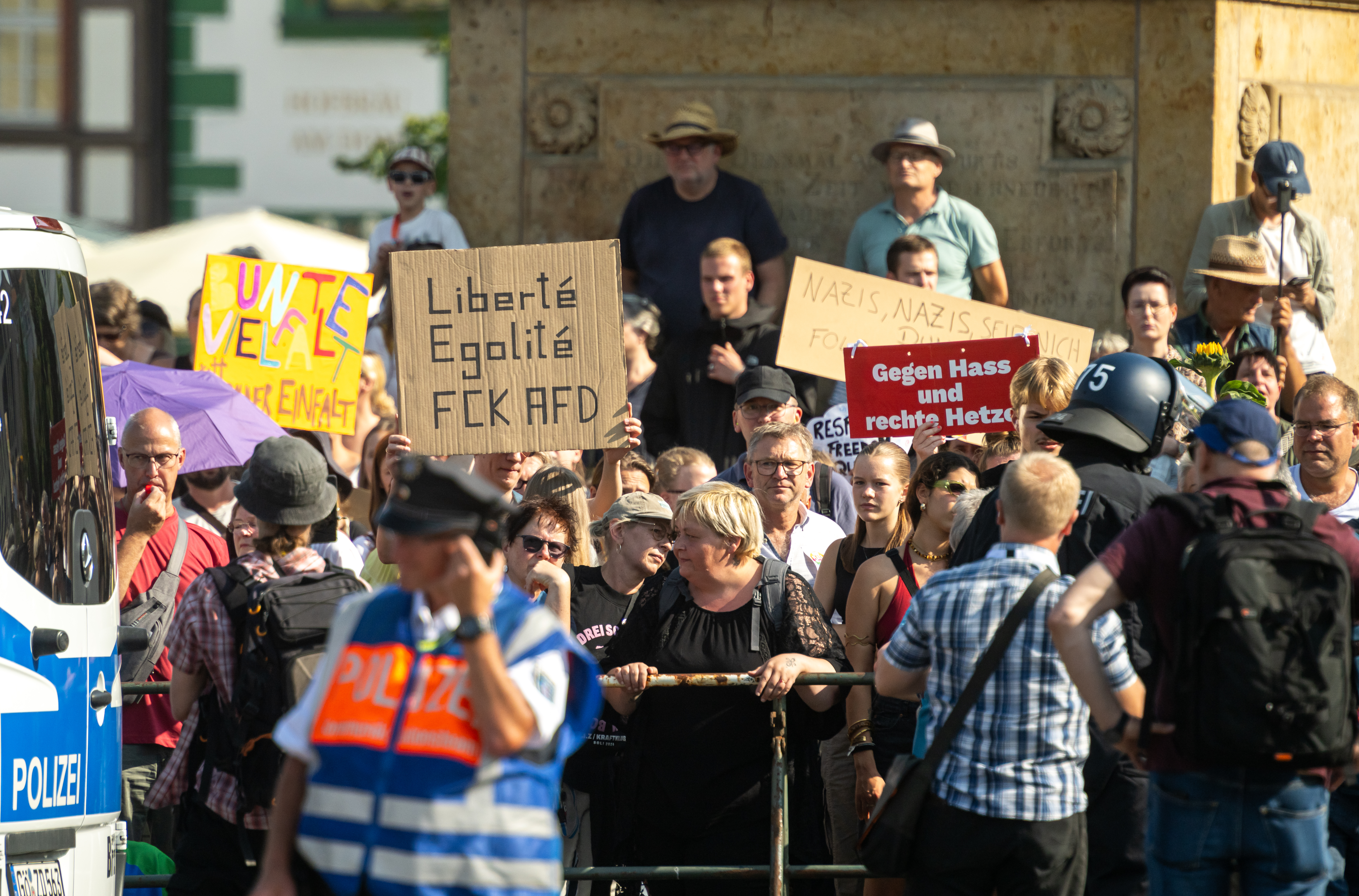 Hunderte Menschen demonstrieren in Erfurt Ende August 2024 gegen die Abschlusskundgebung der AfD vor der thüringischen Landtagswahl.