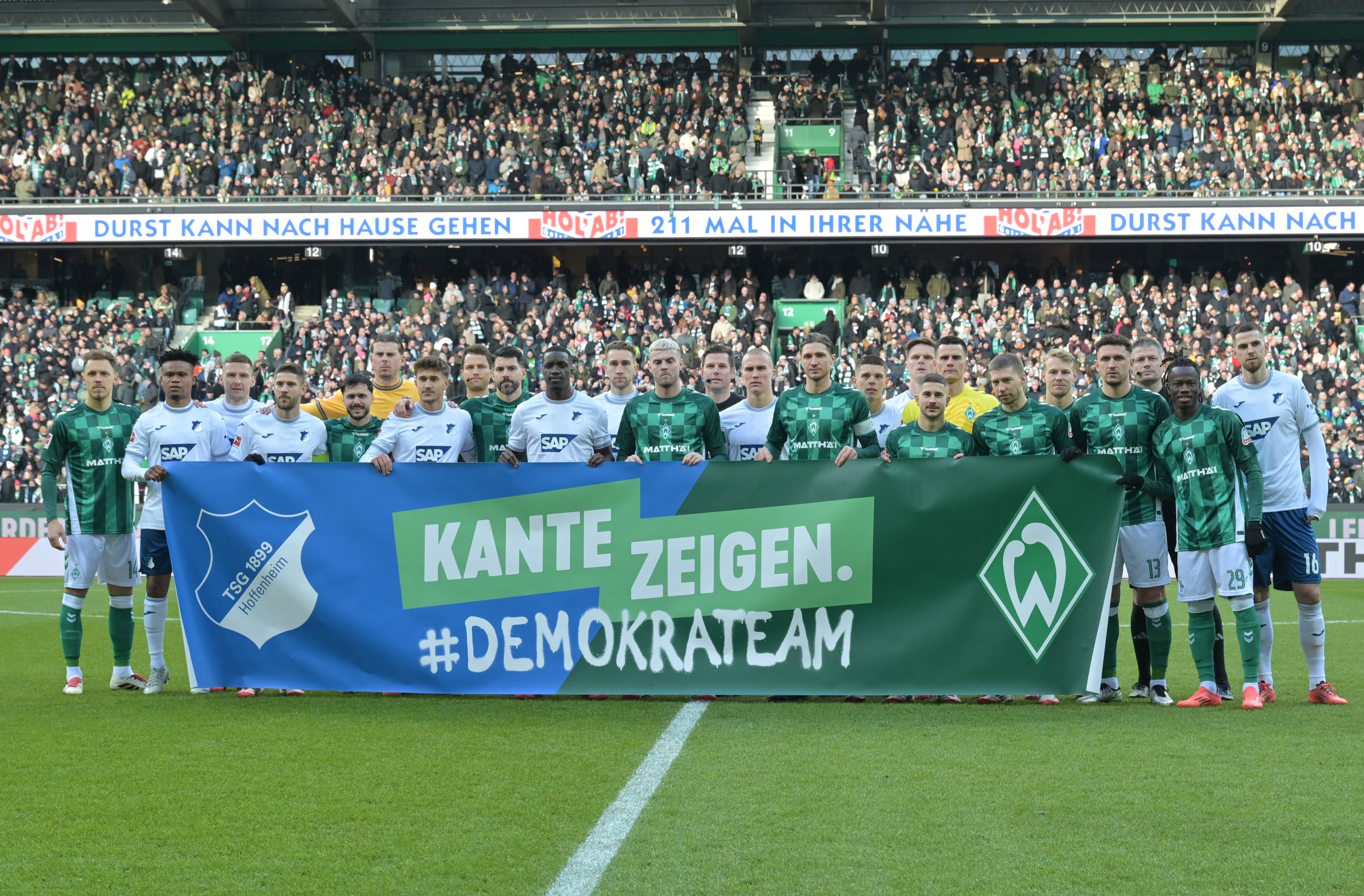 Das gemeinsame Team heißt Demokratie: Aktion der Deutschen Fußballliga zur Bundestagswahl beim Spiel der TSG Hoffenheim gegen Werder Bremen