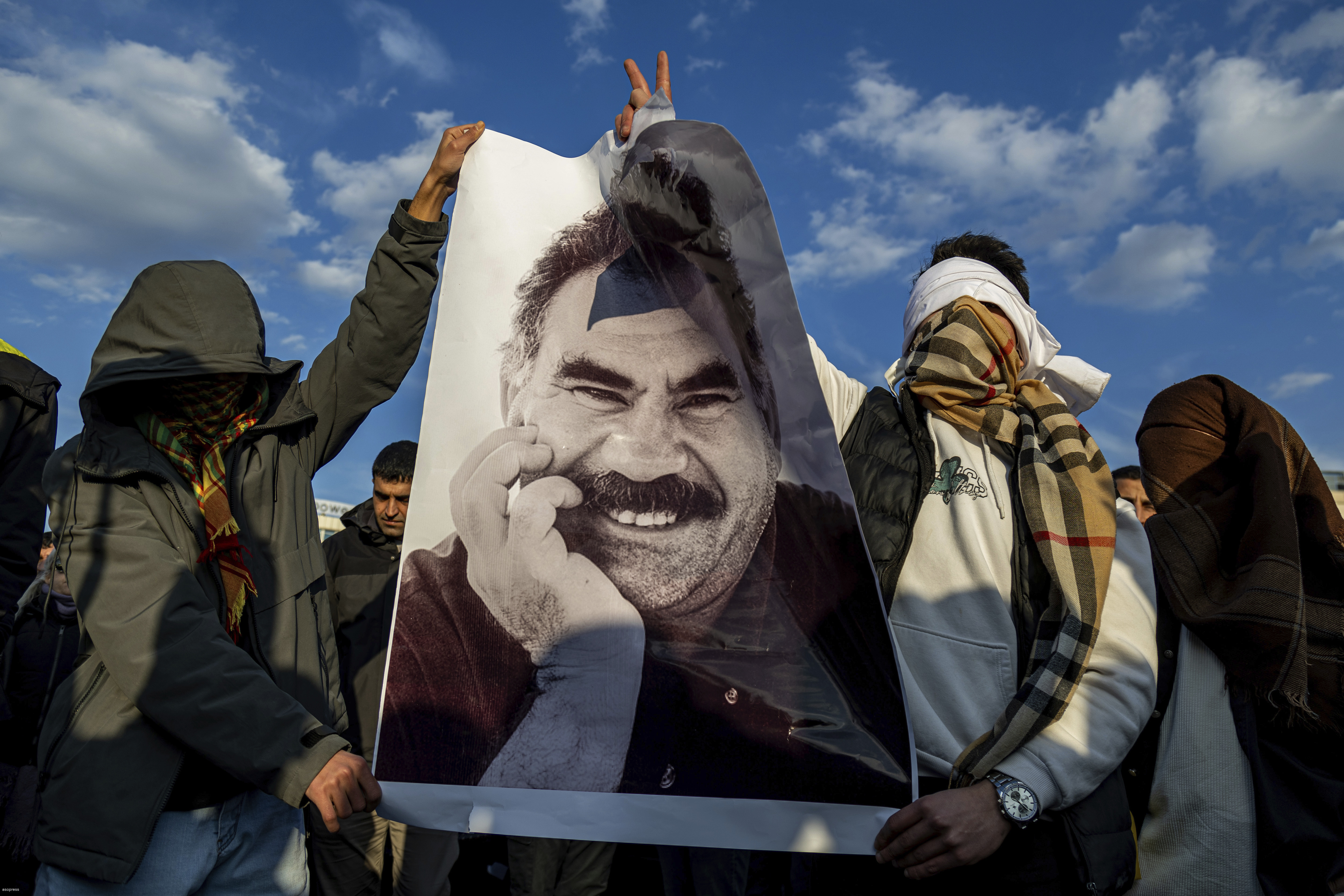 Die Zweifel bleiben: In der Kurdenhochburg Diyarbakir hatten sich am Donnerstag tausende Menschen versammelt, um der Verlesung des Briefs von Abdullah Öcalan zu lauschen.