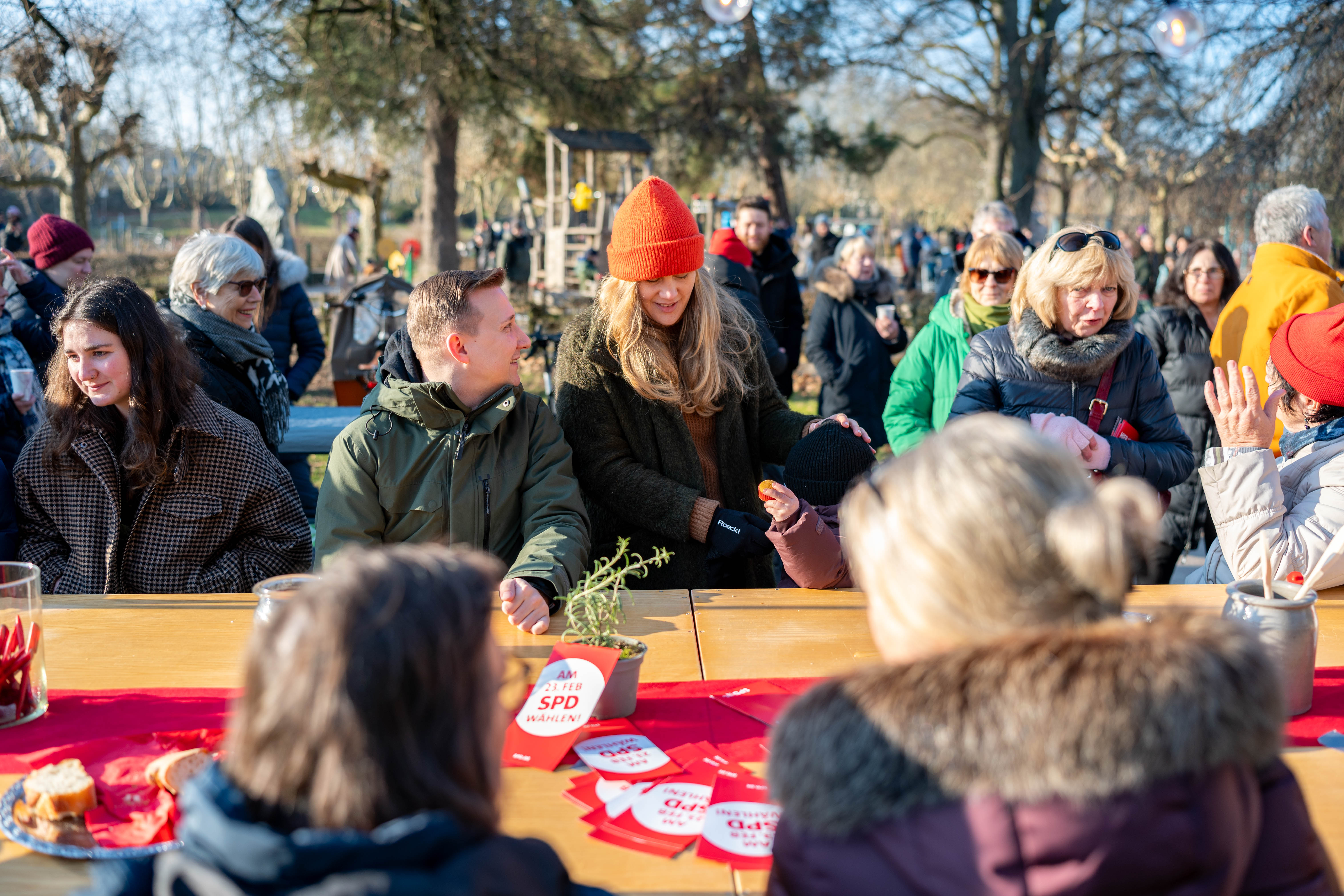 Josephine Ortleb an ihrem mobilen Wahlkampf-Tisch