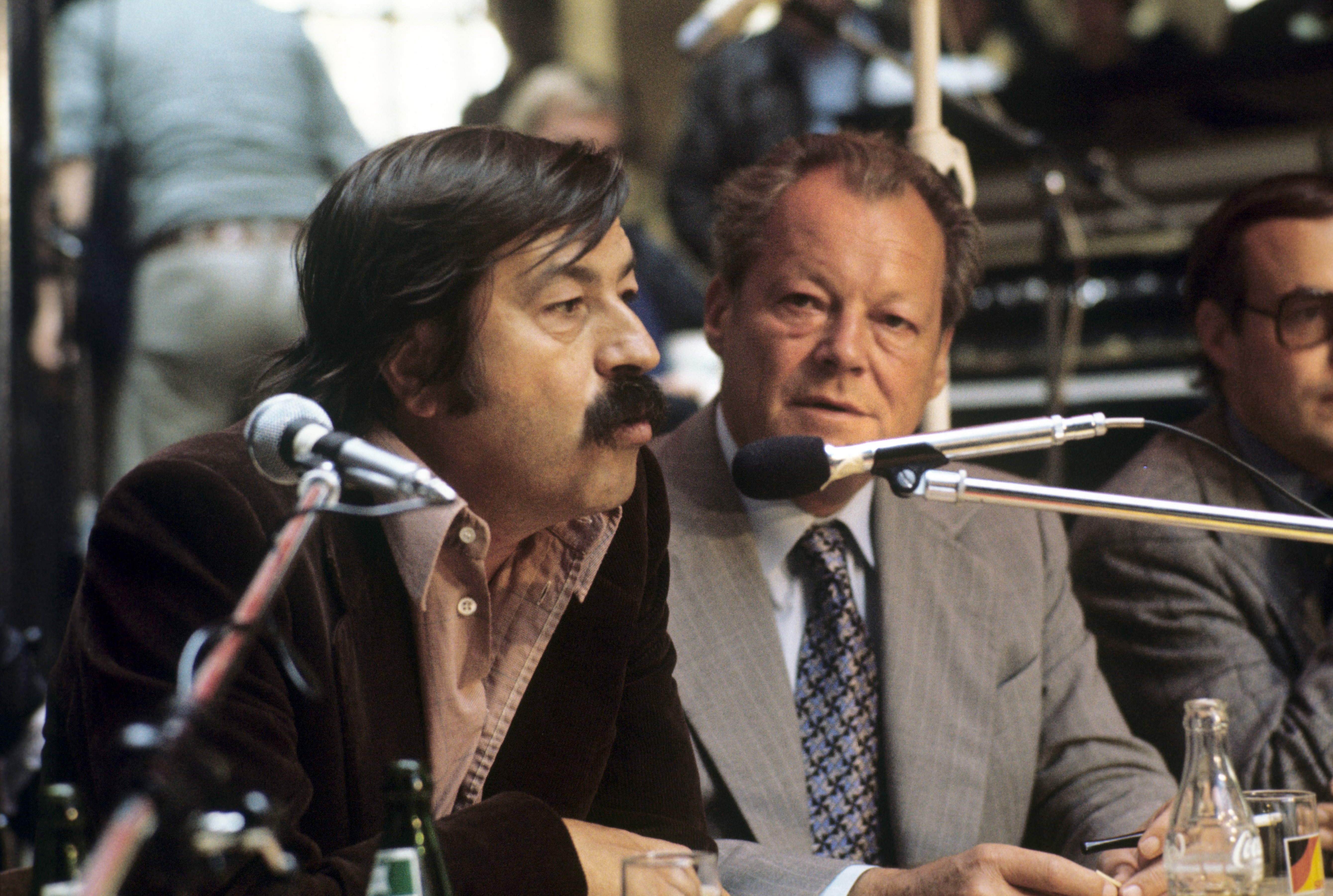 Günter Grass und Willy Brandt bei einer Wahlkampfveranstaltung in Hamburg vor der Bundestagswahl 1976