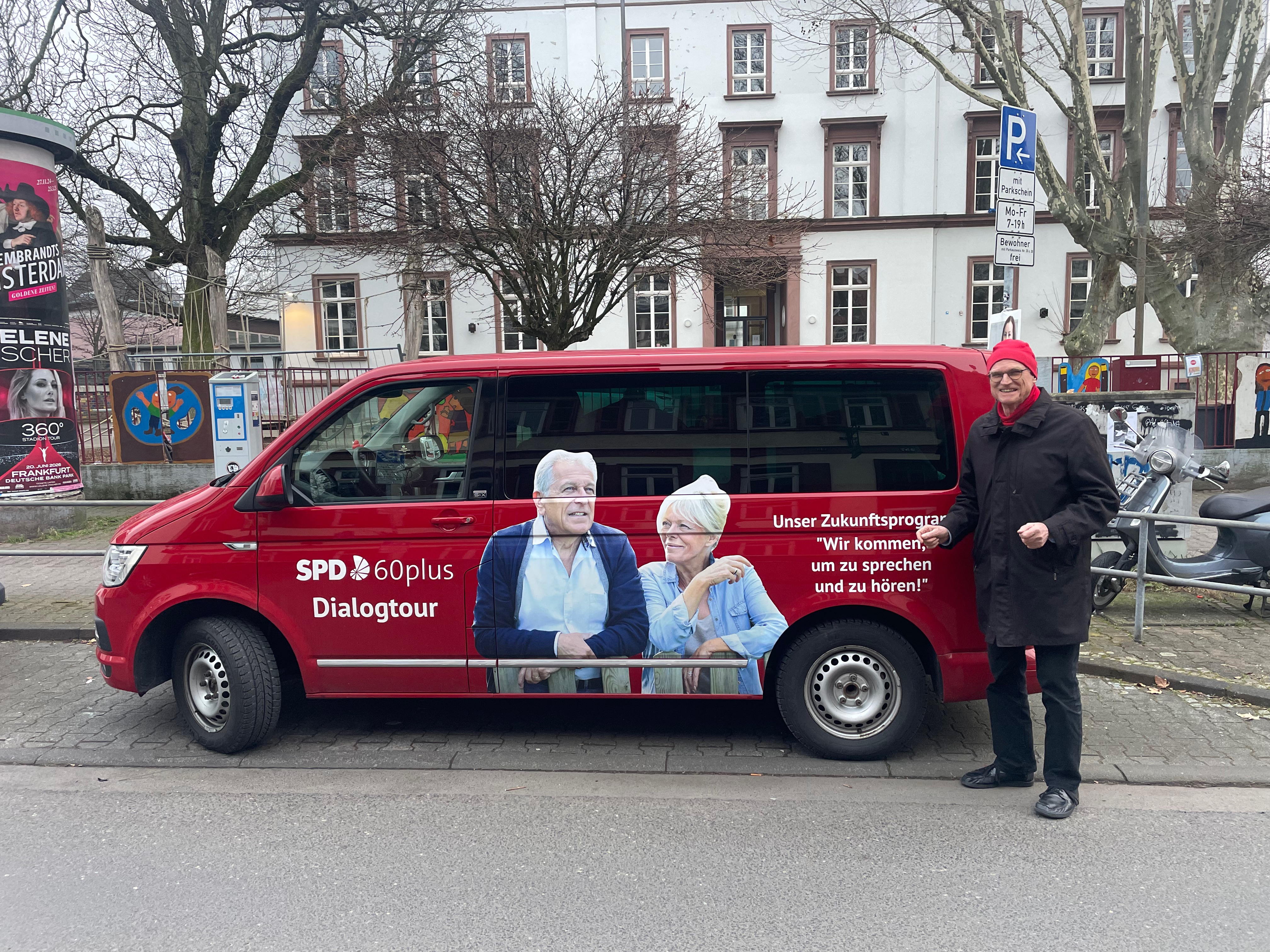 Mit seinem 60plus-Bus tourt Lothar Binding im Wahlkampf durch die Republik.