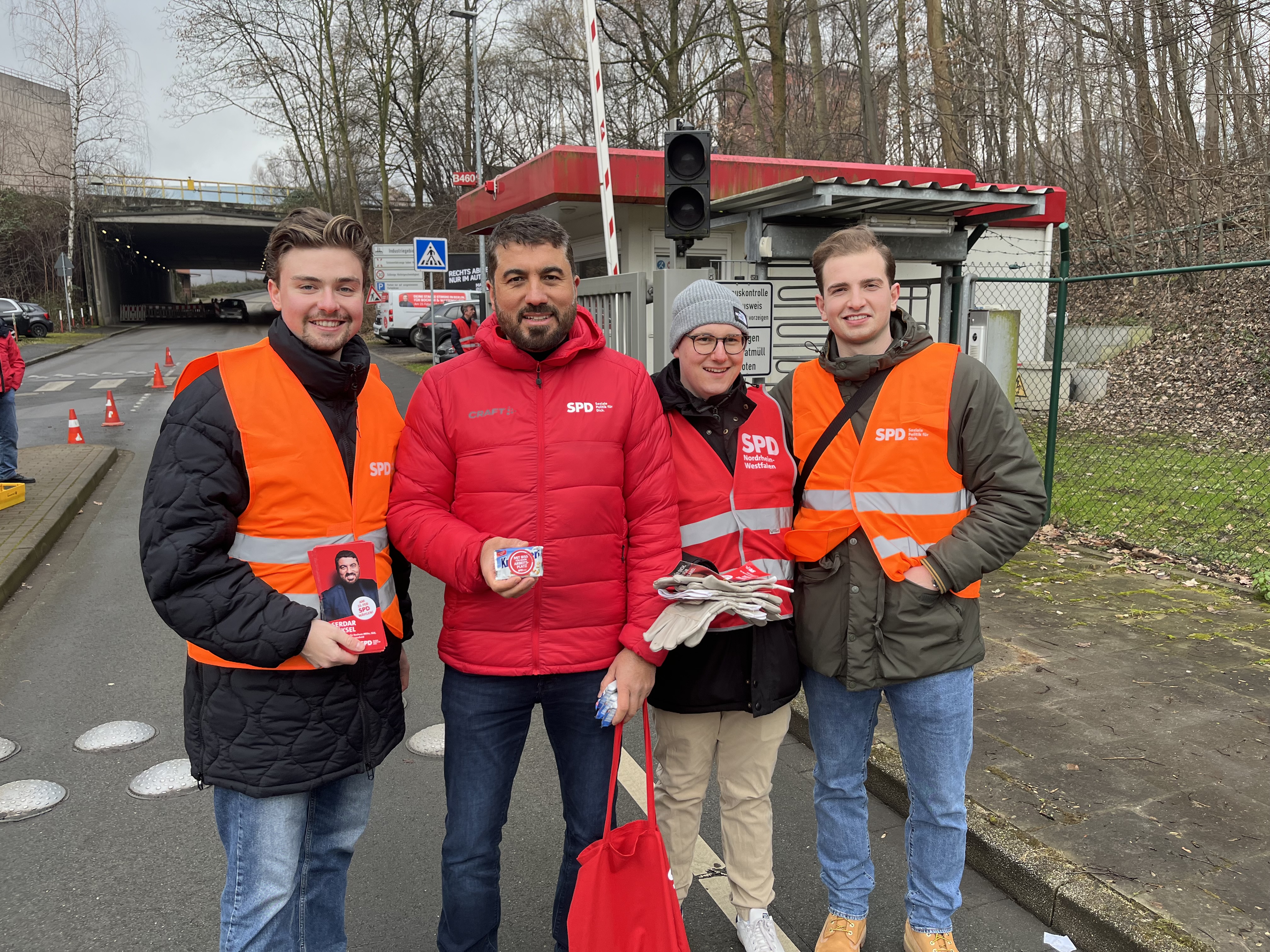 SPD-Bundestagskandidat Serdar Yüksel (2. v.l.) und seine Mitstreiter vor dem Thyssenkrupp-Werk in Bochum