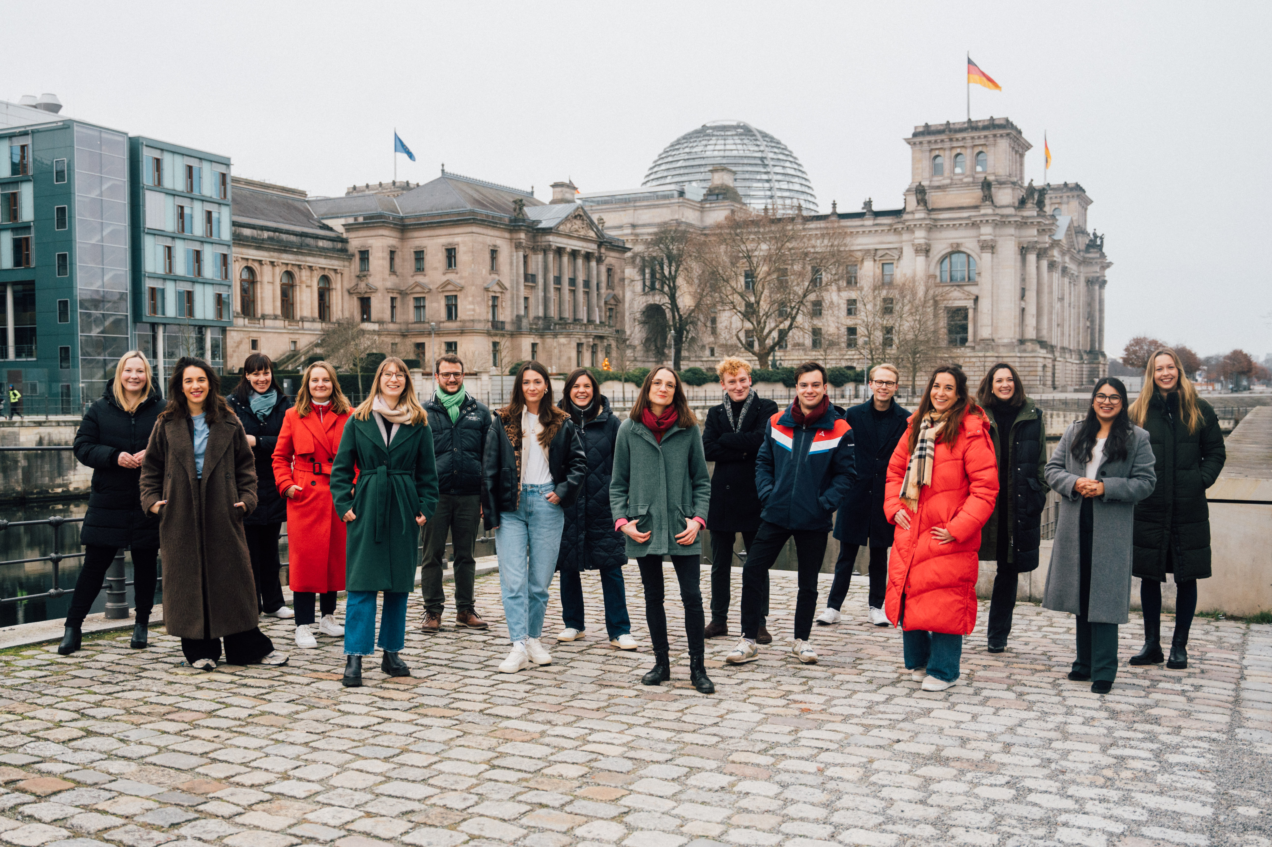 Hier wollen sie rein: die von „Join Politics“ unterstützten Kandidat*innen vor dem Bundestag.