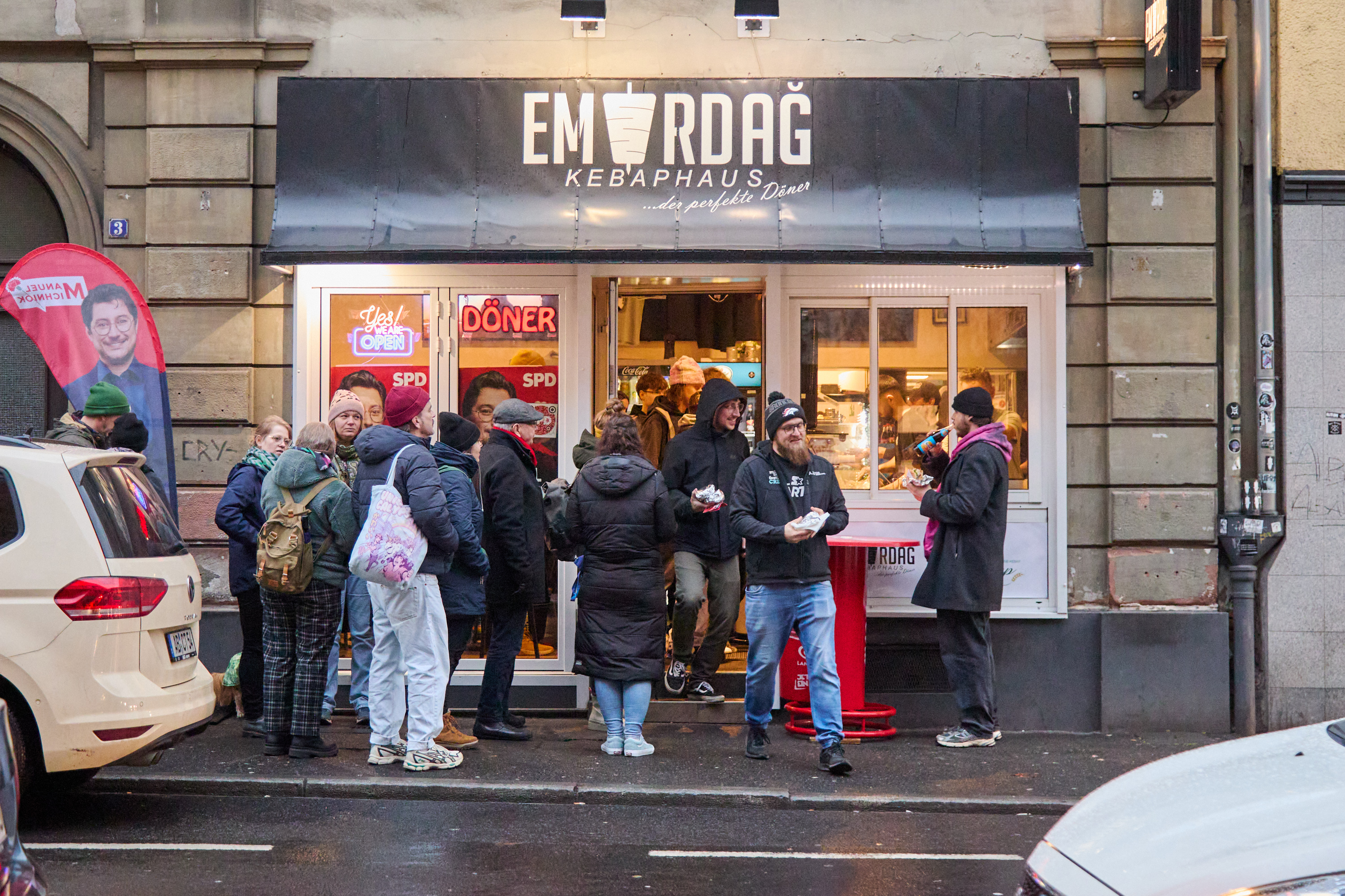 Der Andrang auf von der SPD subventionierte Döner ist groß.