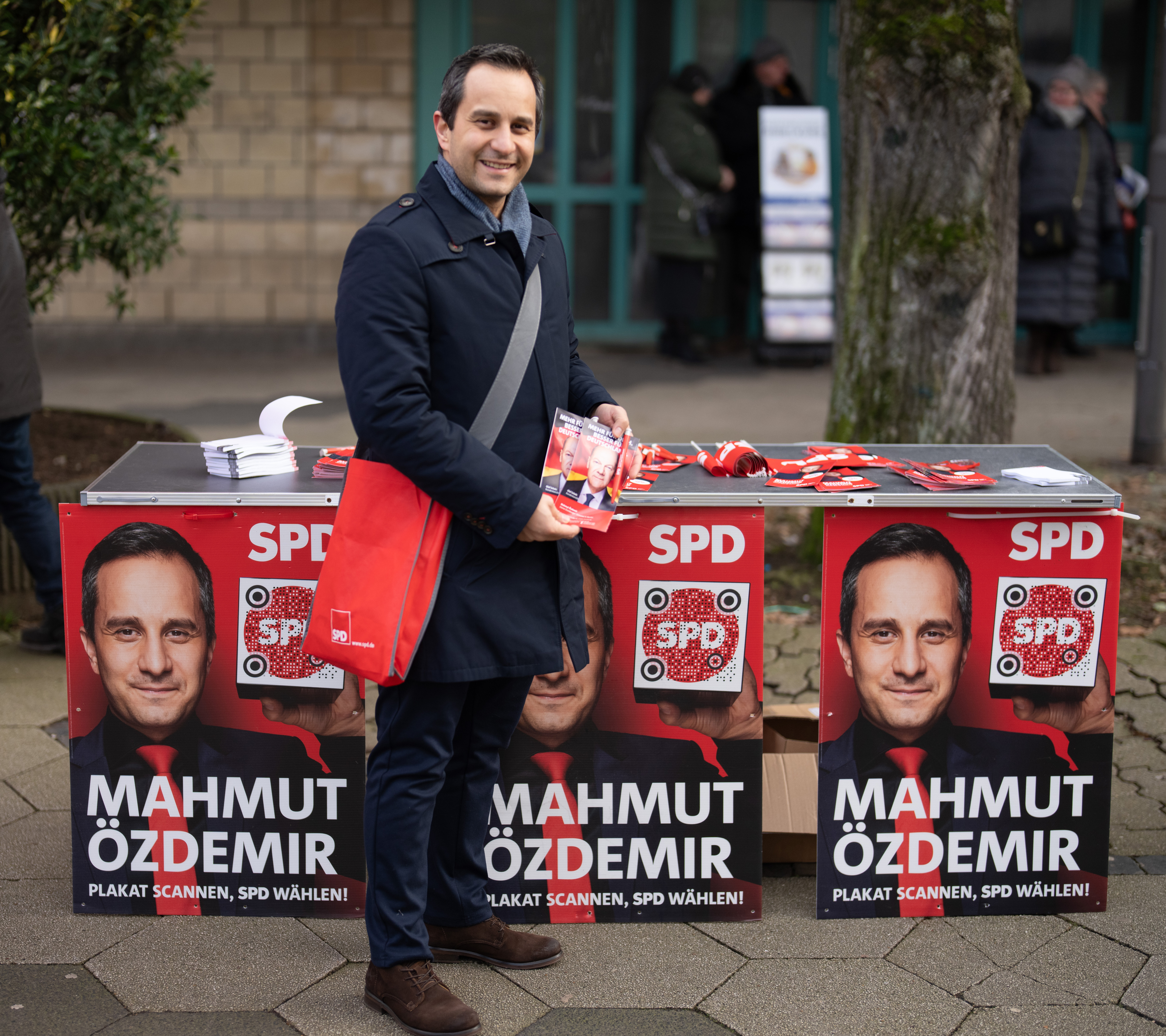 Der SPD-Abgeordnete Mahmut Özdemir hat in Duisburg erneut das Direktmandat gewonnen.