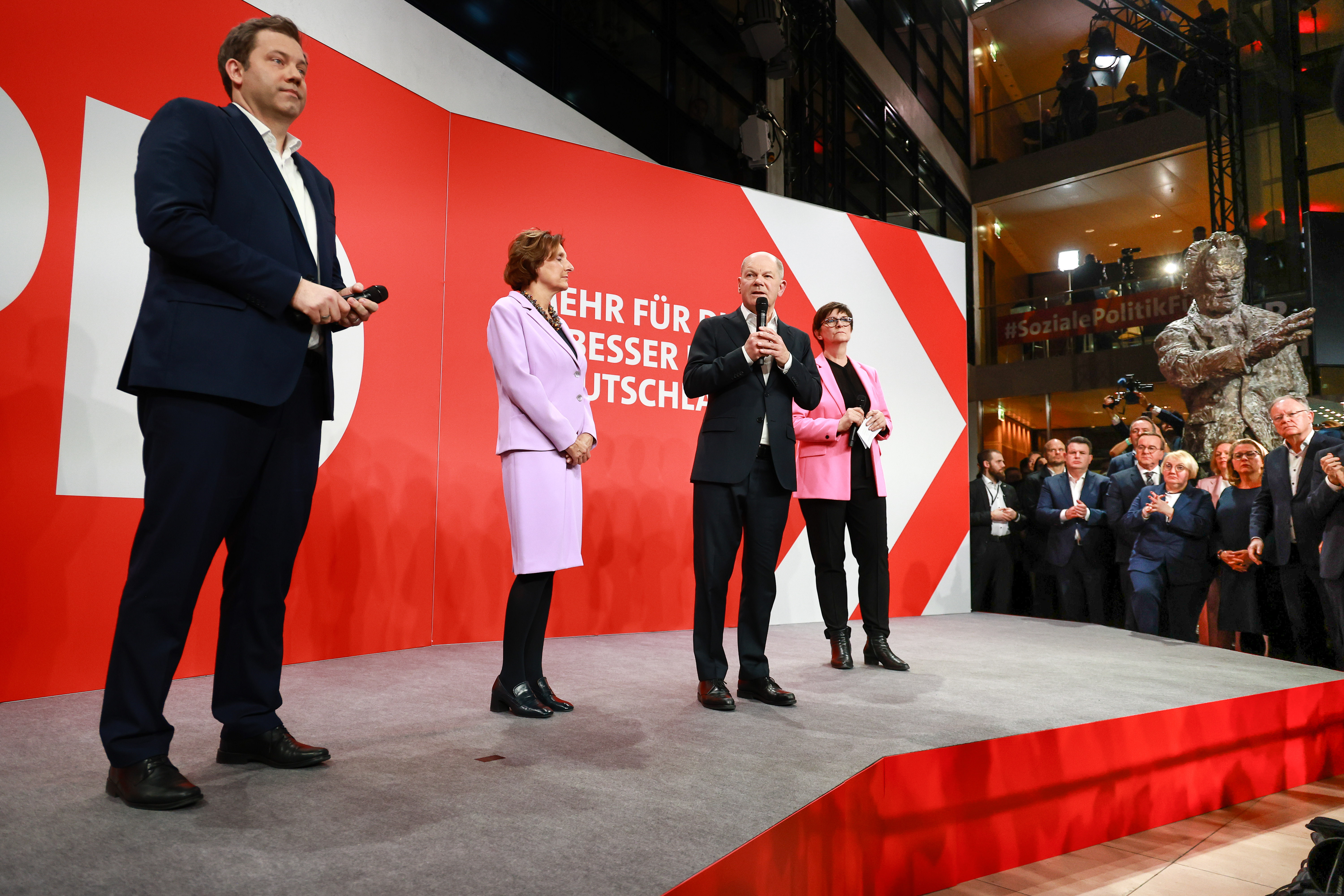 Ein bitterer Abend im Willy-Brandt-Haus: Bundeskanzler Olaf Scholz mit seiner Ehefrau Britta Ernst und den SPD-Vorsitzenden Saskia Esken und Lars Klingbeil