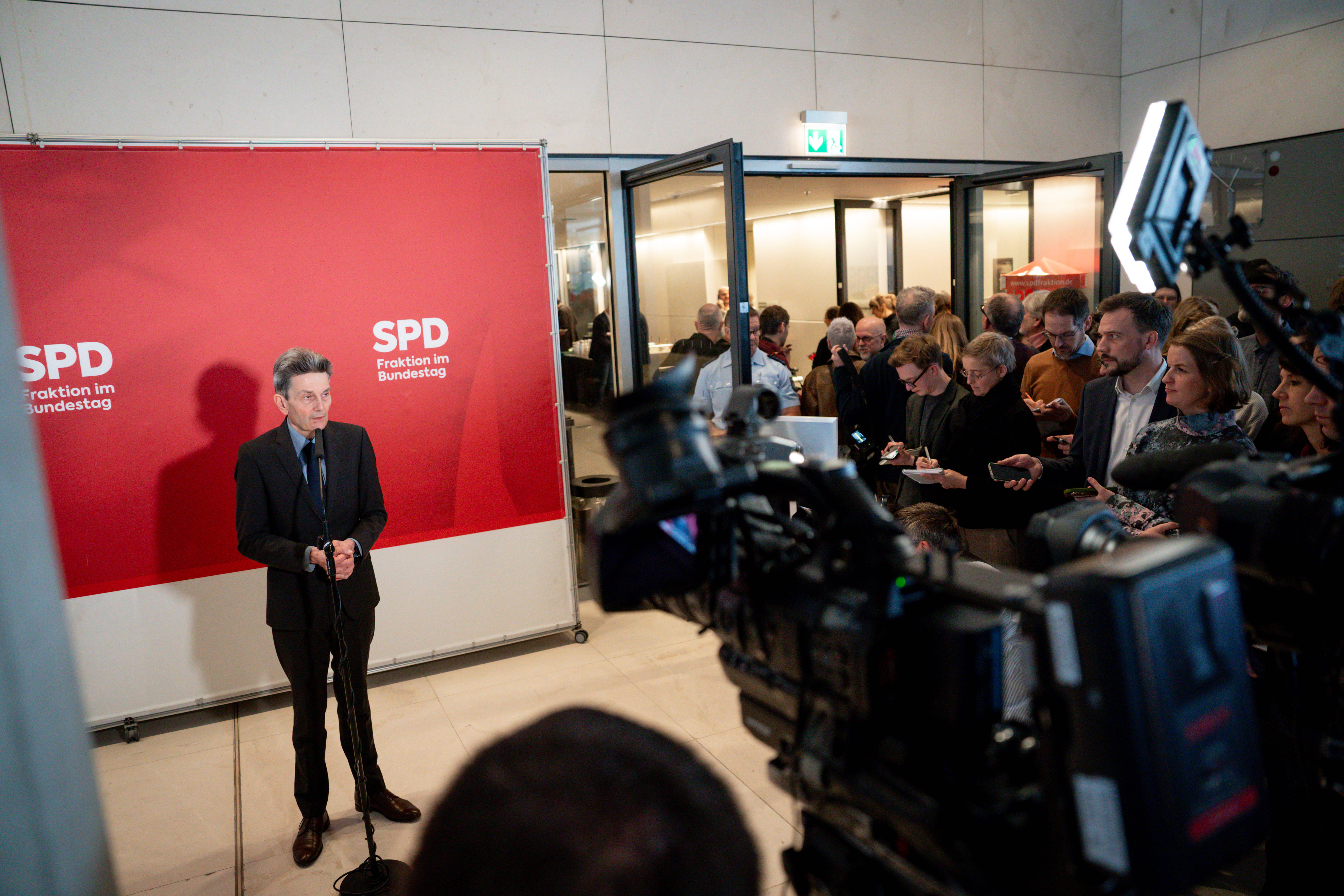 „Ich habe Sie immer ernst genommen.“ Am Dienstag hat sich SPD-Fraktionschef Rolf Mützenich von den Journalist*innen in Berlin verabschiedet.