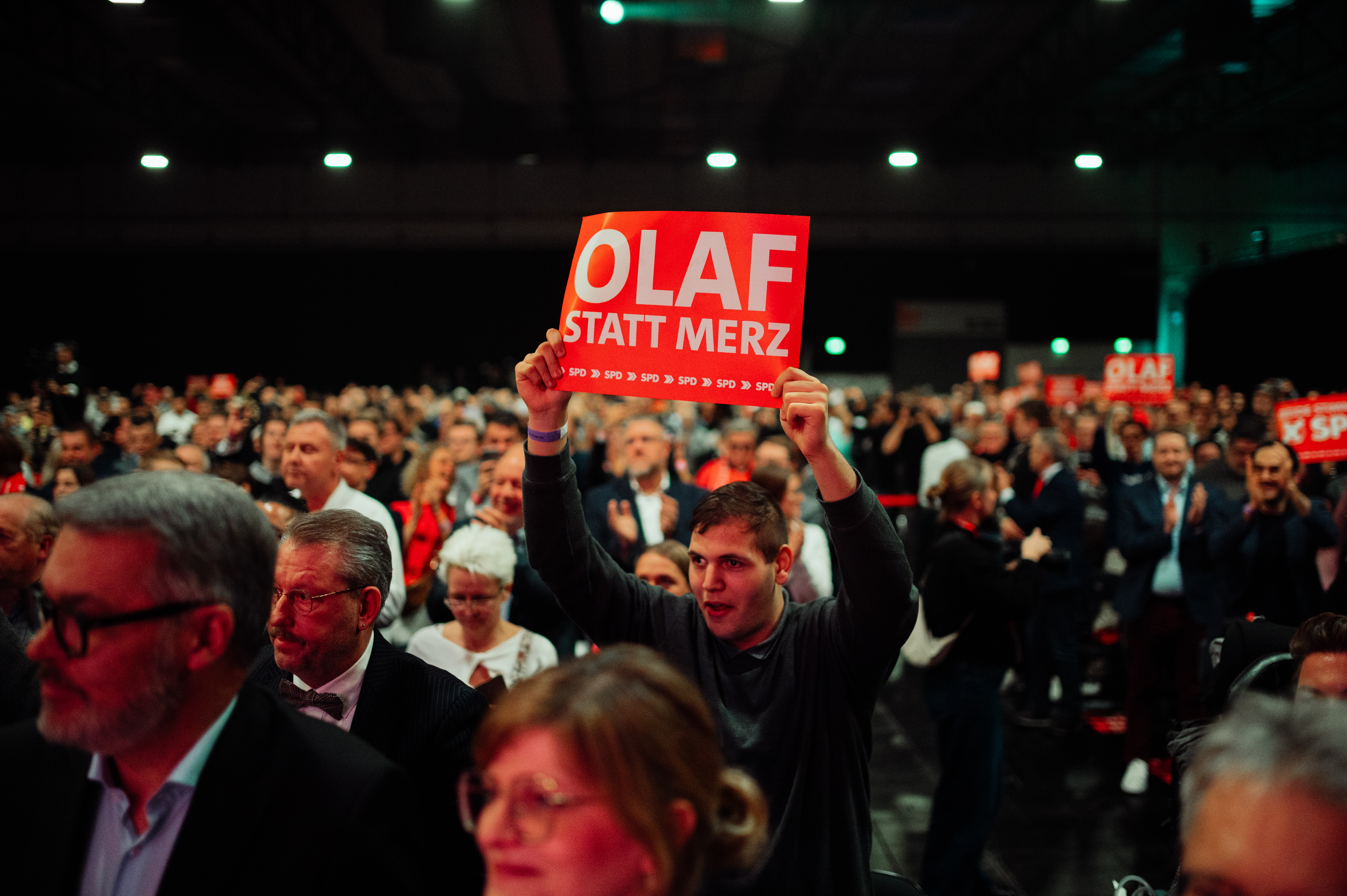 SPD-Anhänger halten Plakate wie dieses mit der Aufschrift „Olaf statt Merz“ hoch.