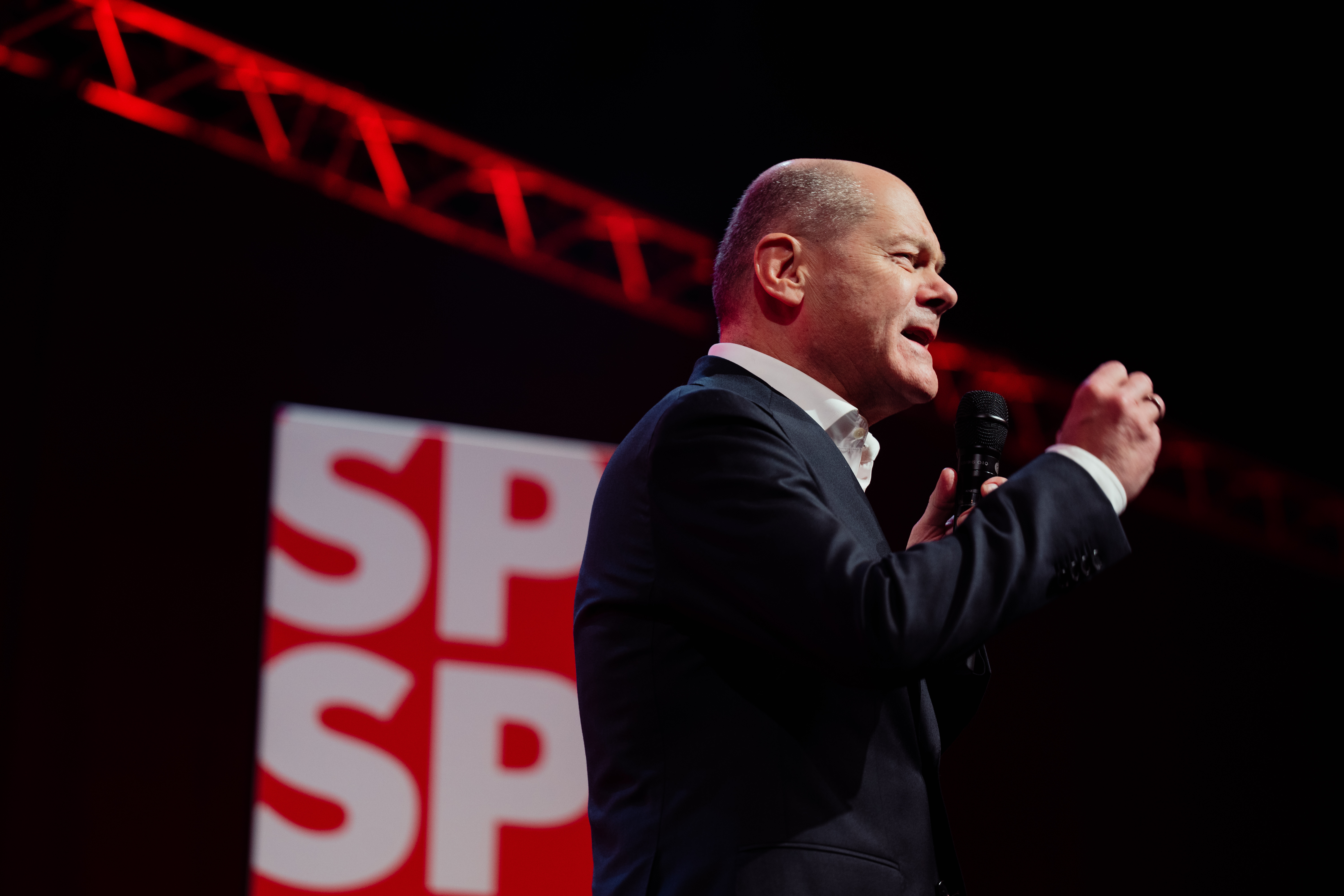 Bundeskanzler Olaf Scholz gibt sich in der Dortmunder Westfalenhalle kämpferisch.