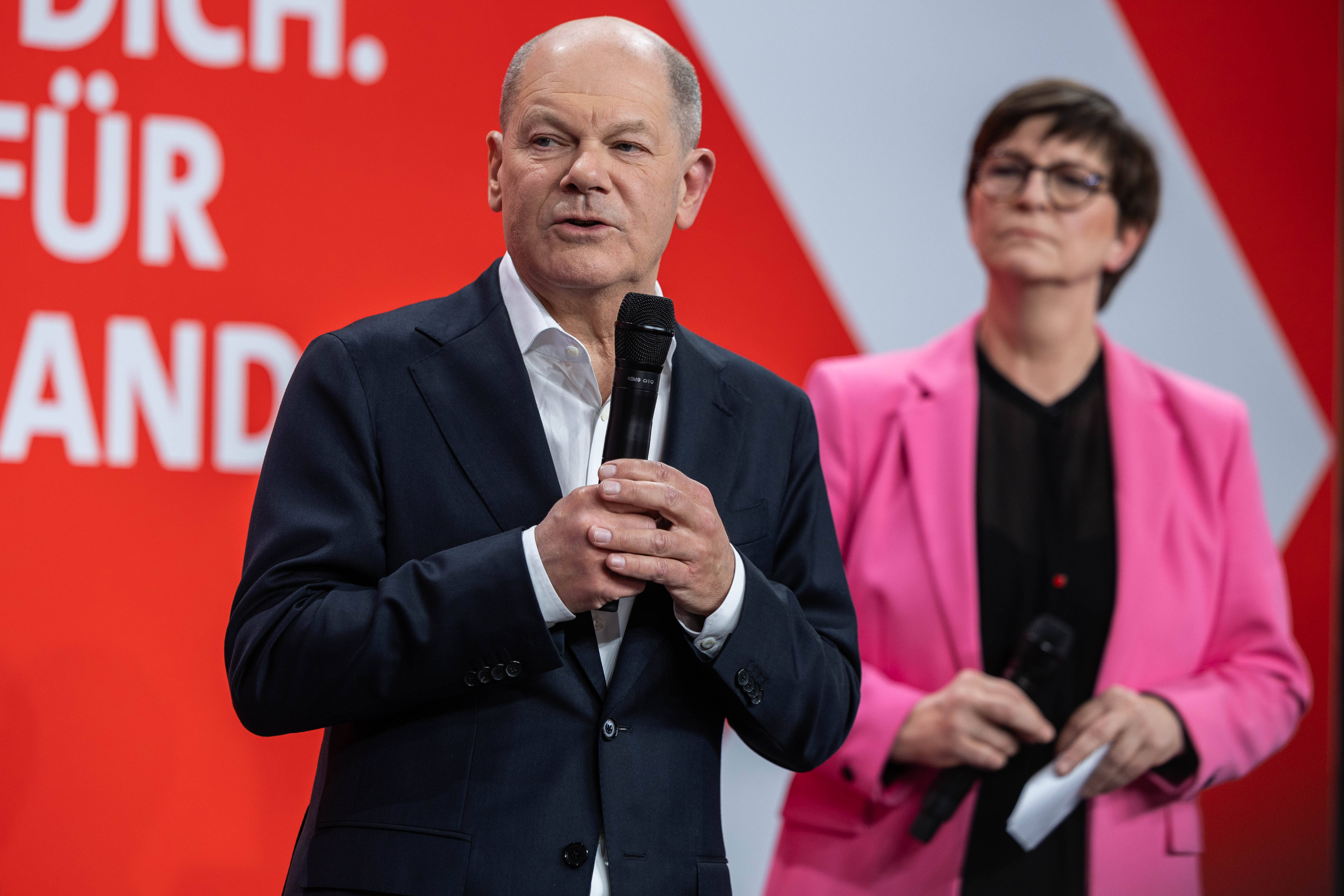 Wahlabend im Willy-Brandt-Haus am 23. Februar 2025: Bundeskanzler Olaf Scholz (l.) stellt sich den Fragen der Journalist*innen, neben ihm die Parteivorsitzende Saskia Esken.