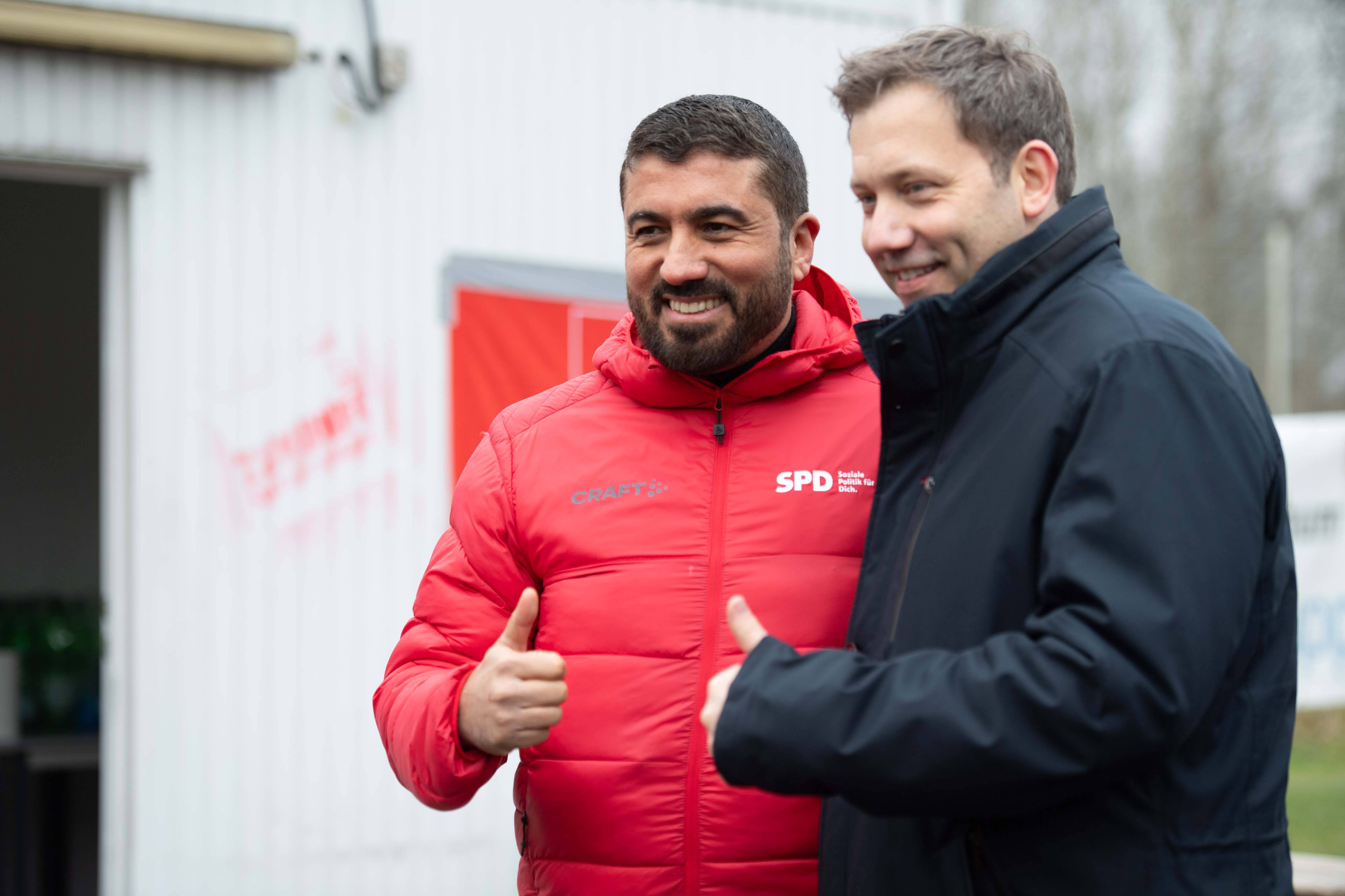 Der SPD-Vorsitzende Lars Klingbeil im Wahlkampf mit Serdar Yüksel. Der Bochumer ist einer von 21 SPD-Abgeordneten mit Migrationsgeschichte.