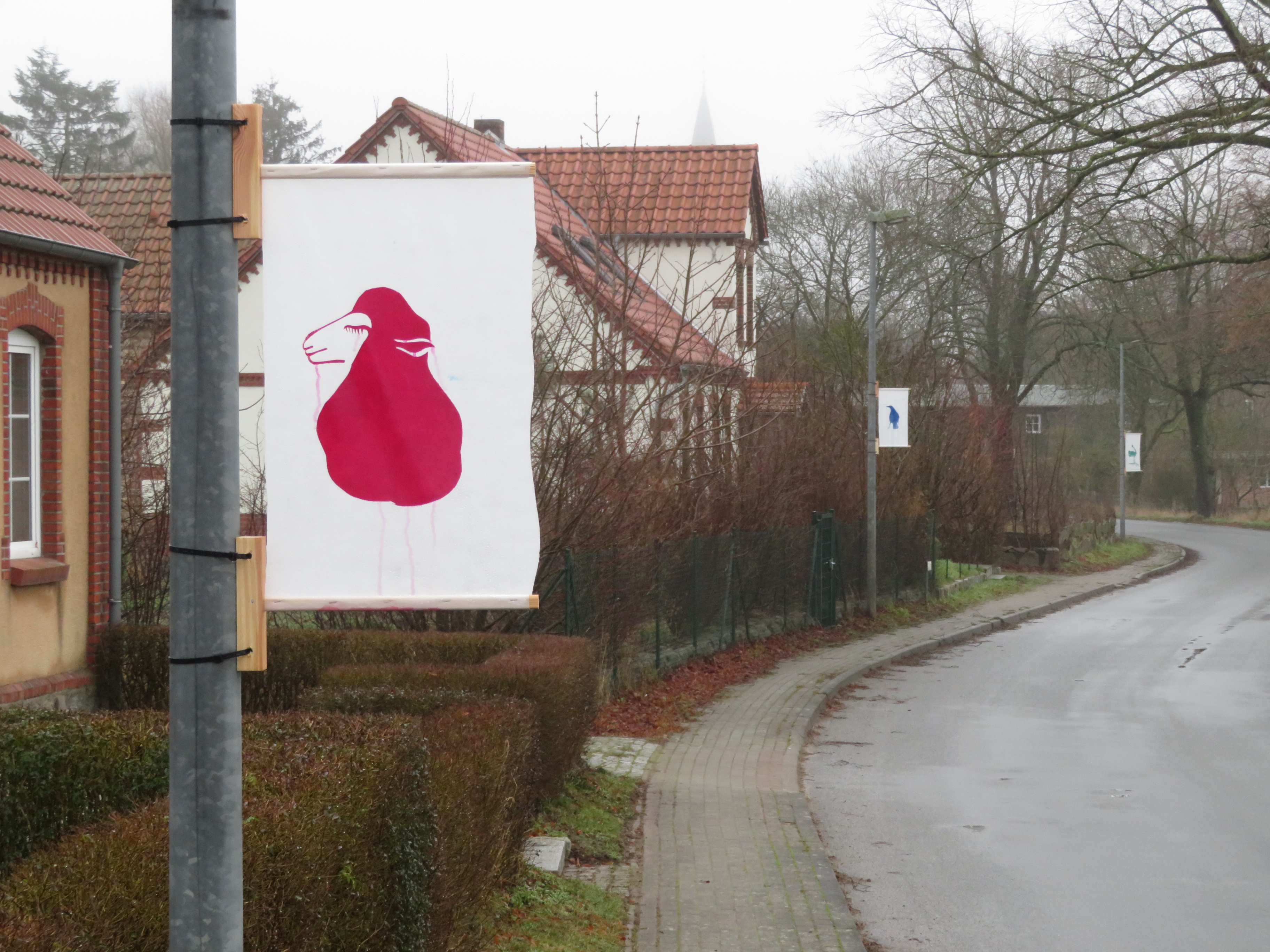 Keine Laterne ist mehr frei: In Qalitz hängt statt Wahlplakaten Kunst an der Straße.