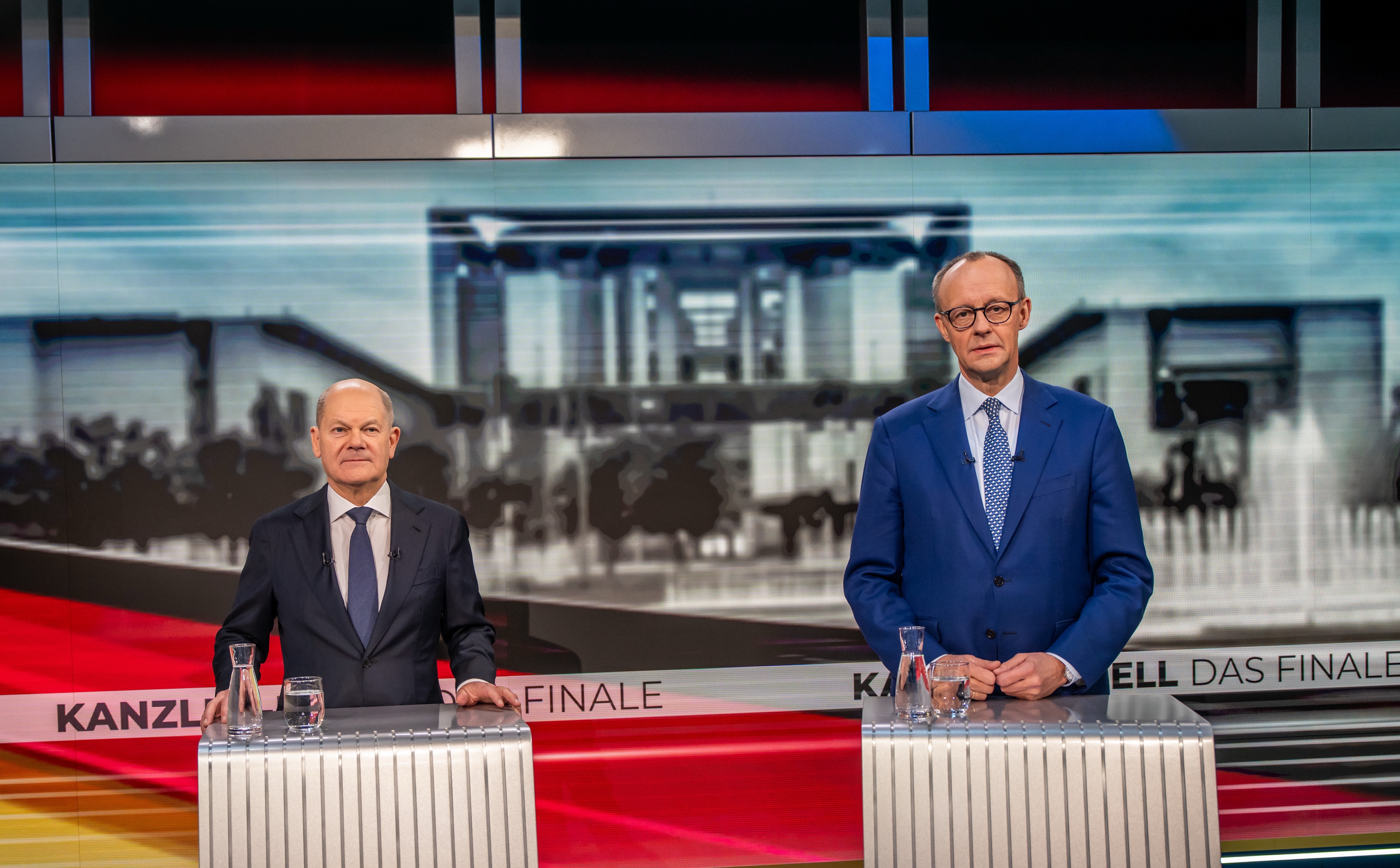 Das finale Kanzlerduell auf Welt-TV: Bundeskanzler Olaf Scholz (l.) und CDU-Herausforderer Friedrich Merz am 19. Februar 2025 im Fernsehstudio in Berlin