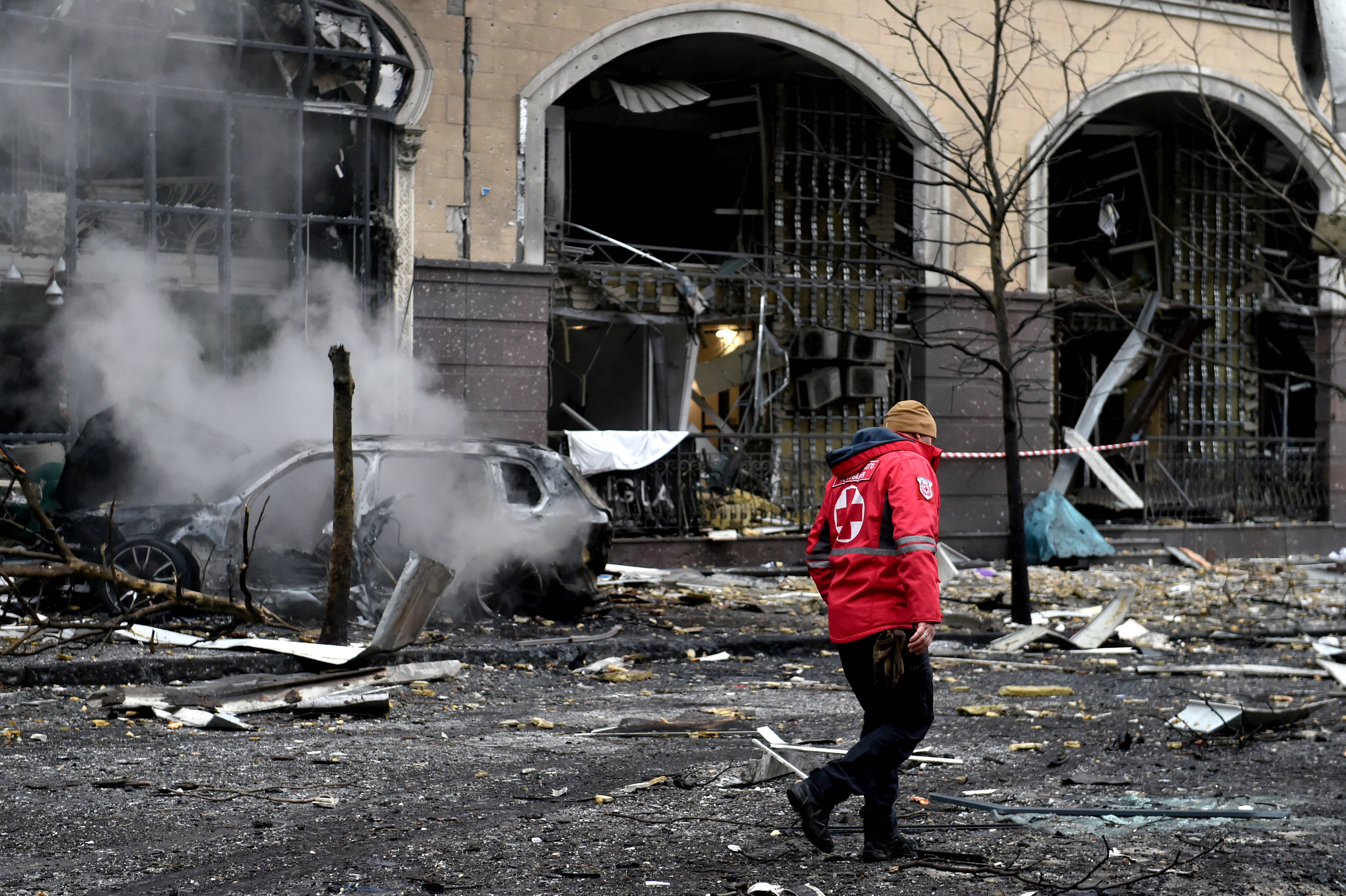 Ein Mitarbeiter des Ukrainischen Roten Kreuzes