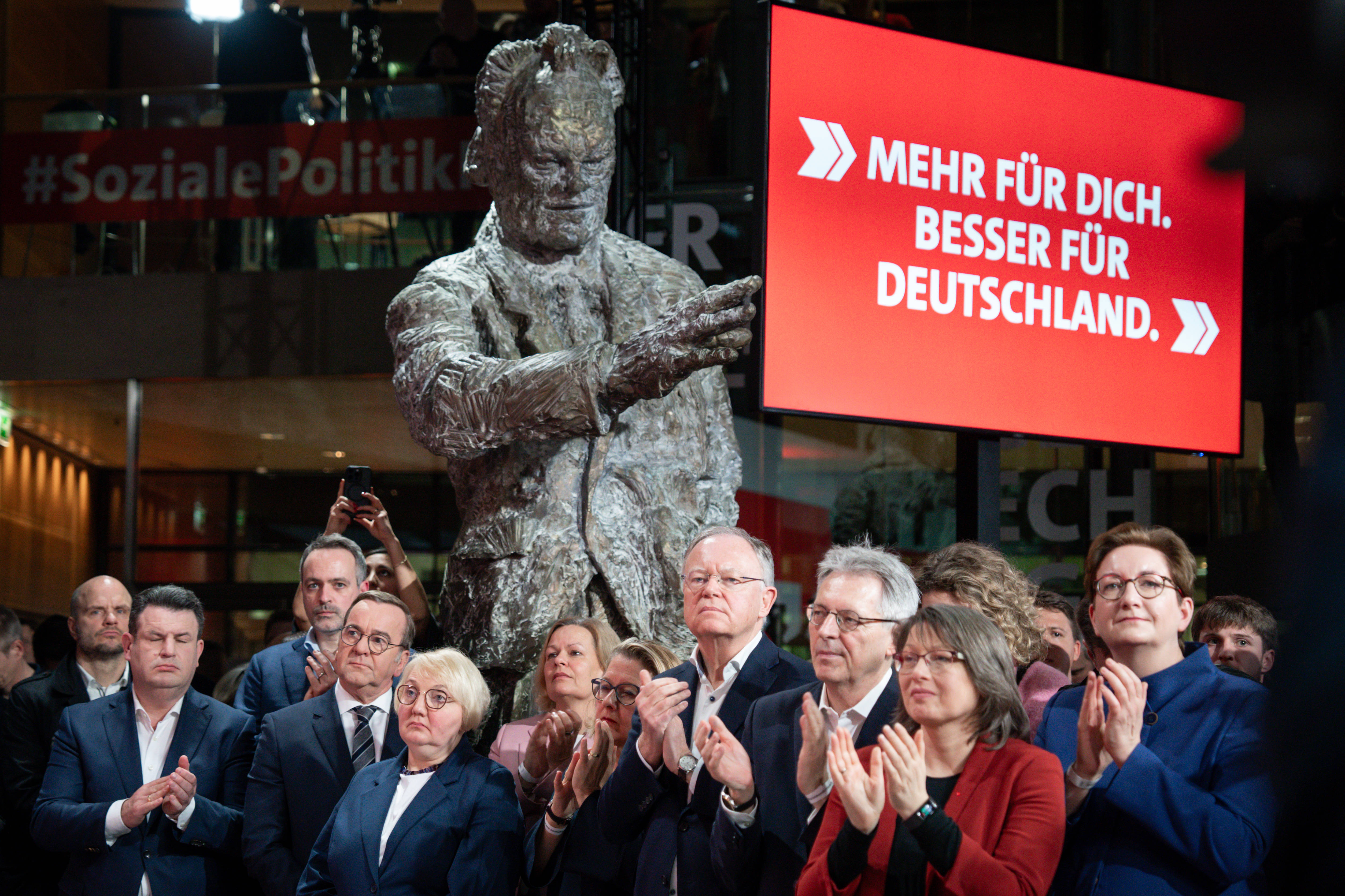 Lange Gesichter am Wahlabend im Willy-Brandt-Haus. Auf die SPD wird es in den kommenden Jahren trotzdem ankommen.