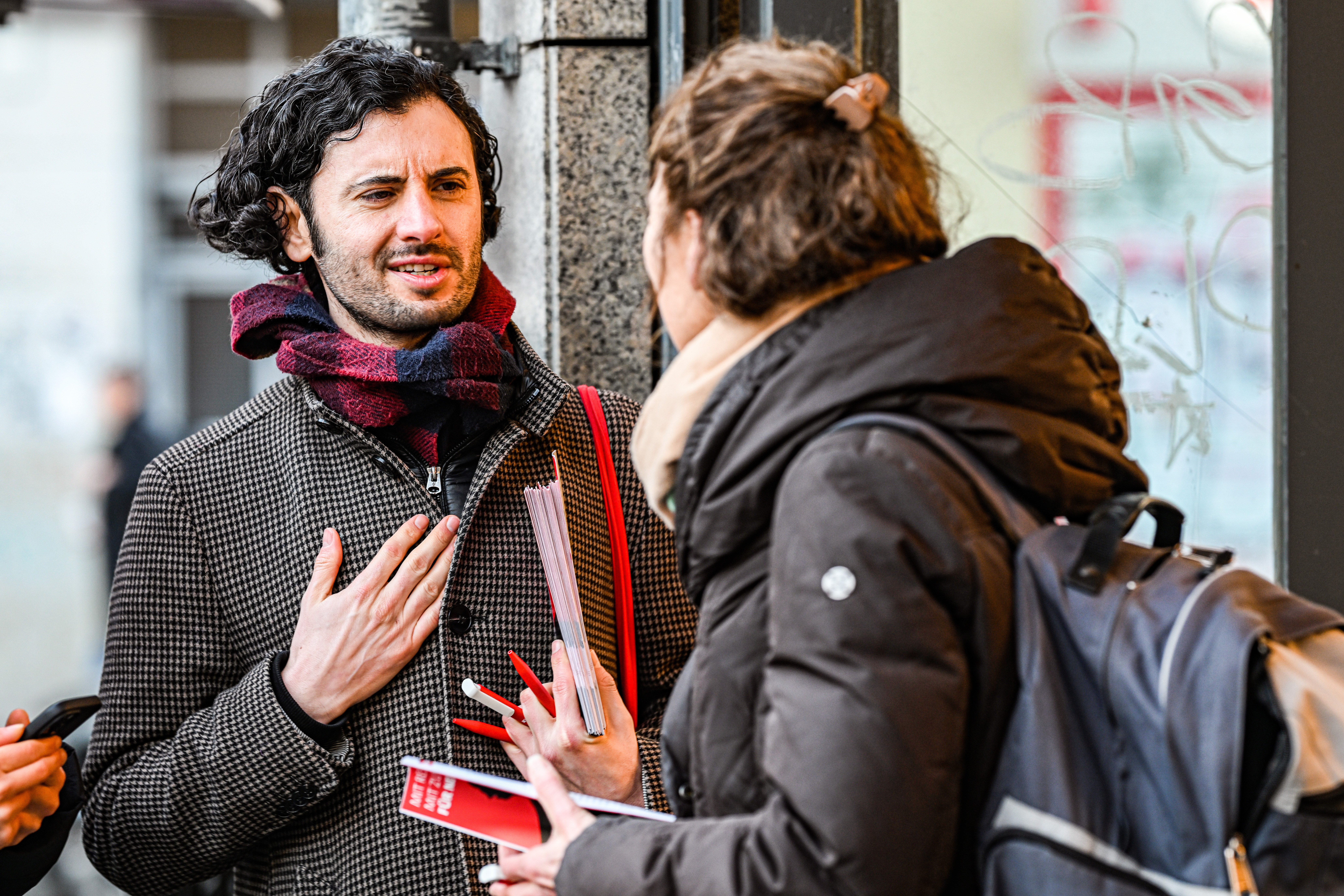 Der Schlüssel zum Erfolg im Wahlkampf: Das persönliche Gespräch – hier ist Hakan Demir, SPD-Bundestagskandidat in Berlin-Neukölln, im Dialog mit einer Wählerin auf der Straße.