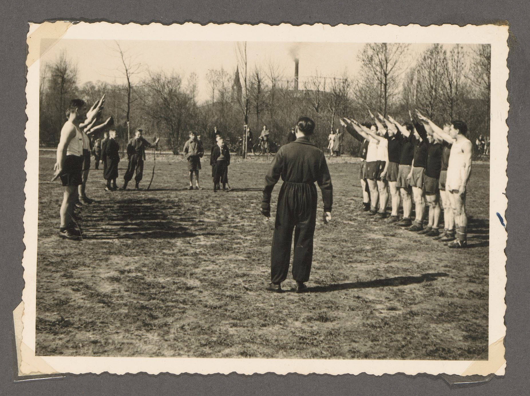 Hitlergruß vor dem Anpfiff: Während der NS-Zeit war auch der Fußball ein Instrument der staatlichen Propaganda.