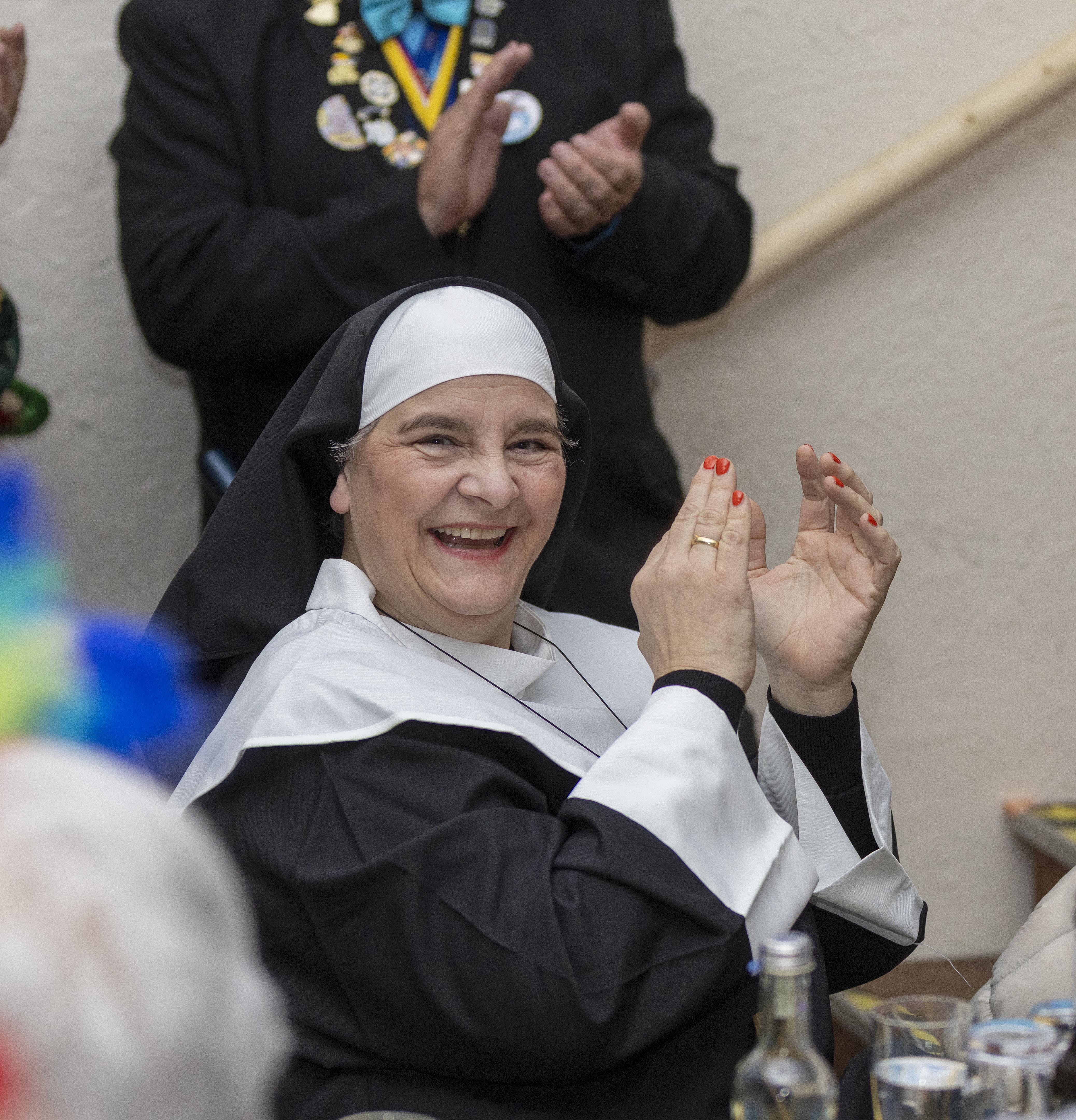 Diese Nonne möchte Bürgermeisterin werden: Im nordrhein-westfälischen Hattingen feiert Melanie Witte-Lonsing Karneval. Im Herbst tritt sie dort für die SPD als Bürgermeisterkandidatin an.