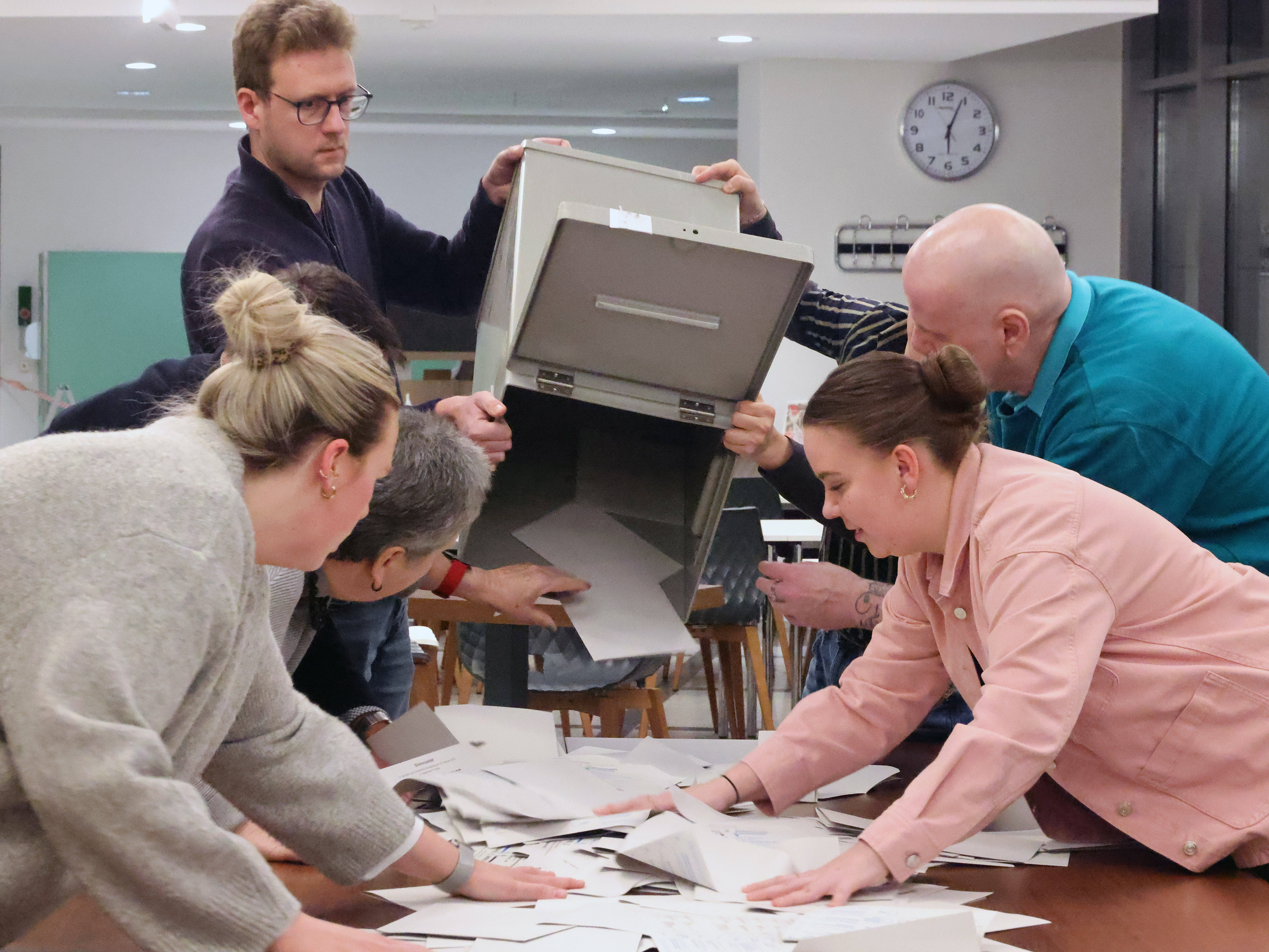 Wahlauszählung am 23. Februar 2025, hier in Halle an der Saale: Viele Deutsche im Ausland konnten bei der Neuwahl des Bundestages nicht mitwählen.