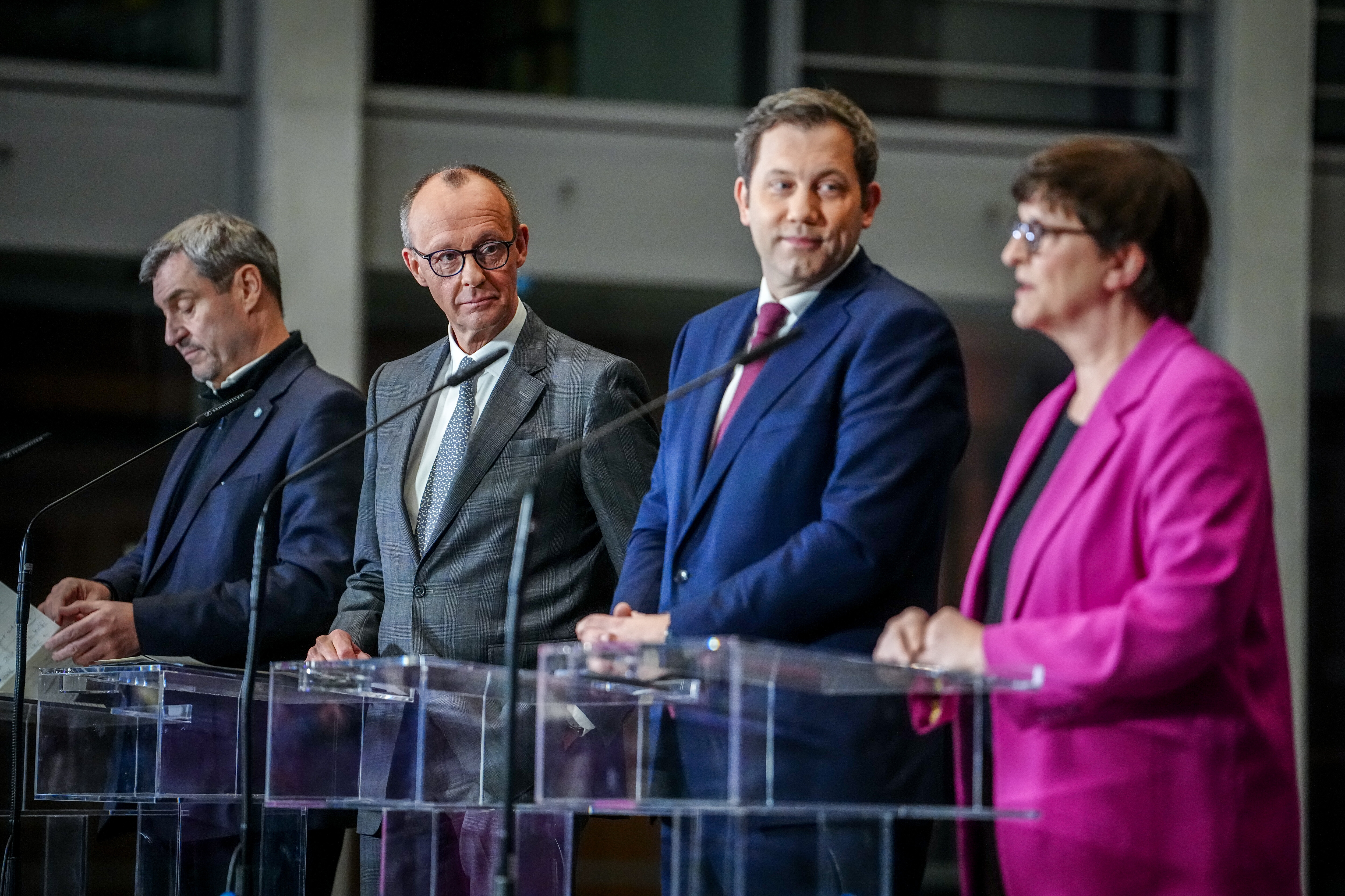 Die SPD-Vorsitzenden Saskia Esken und Lars Klingbeil verkündeten am Dienstagabend gemeinsam mit dem CDU-Vorsitzenden Friedrich Merz und CSU-Chef Markus Söder erste Einigungen.