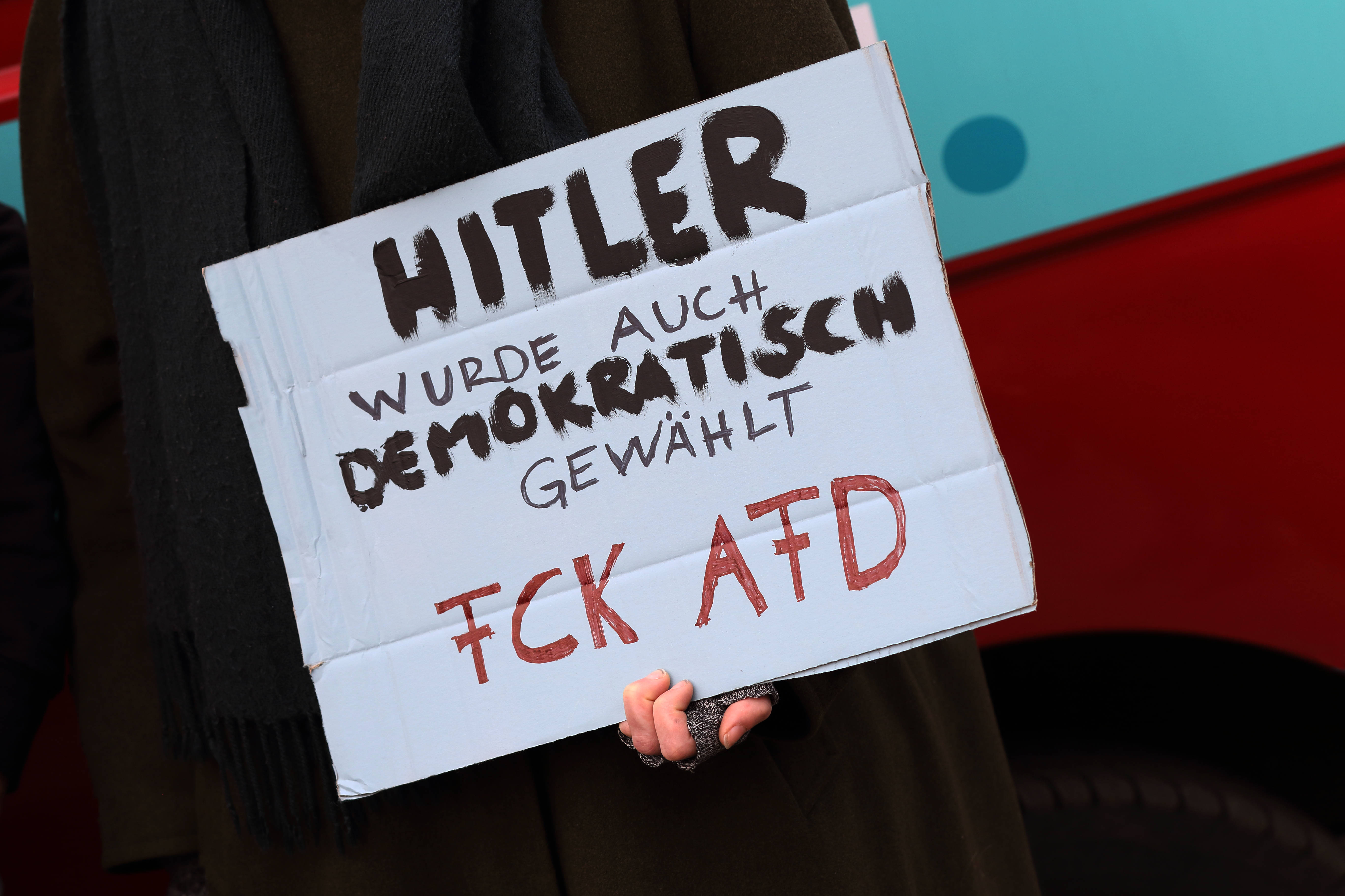 Erschreckende Parallelen: Wiederholt sich die Geschichte? – Protestplakat gegen die AfD auf einer Demonstration in Erfurt am 22. Februar 2025