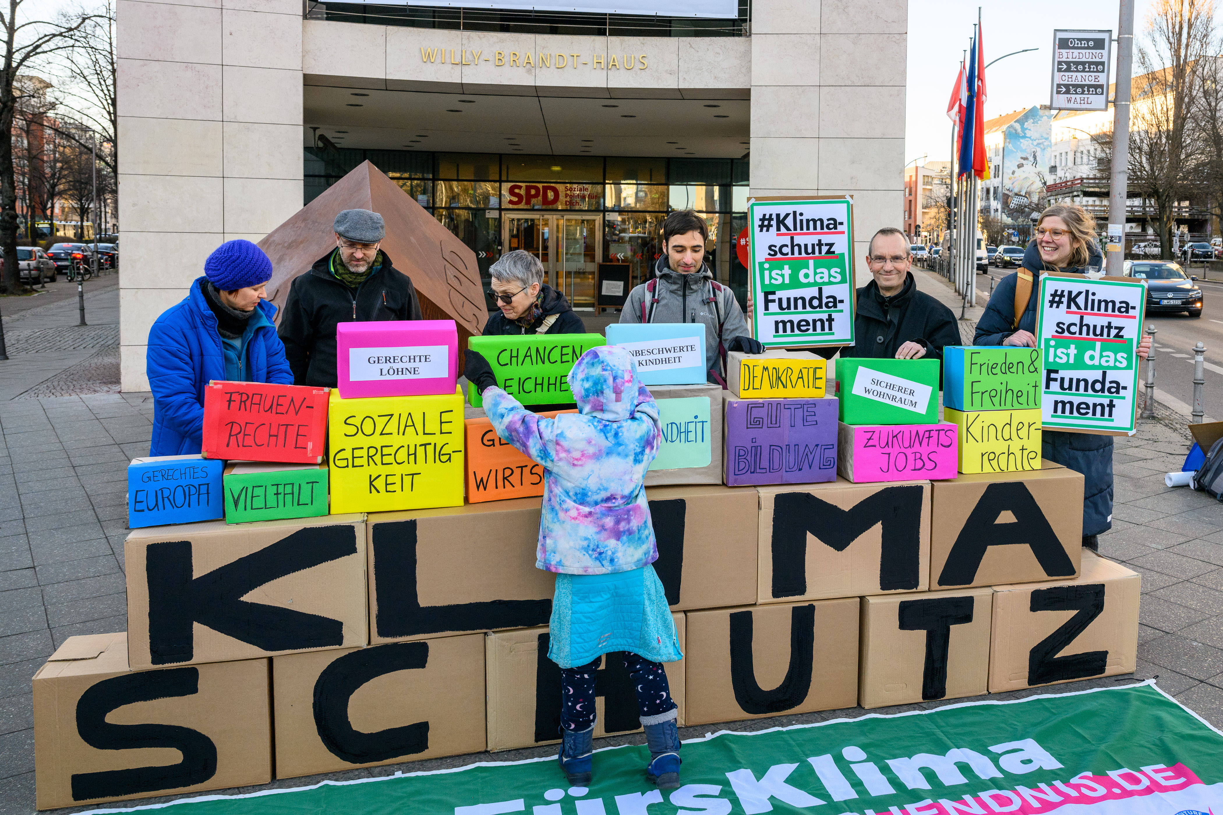 Aktion vor dem Willy-Brandt-Haus am 18. März: Die Erwartungen an den Koalitionsvertrag von Union und SPD sind groß.