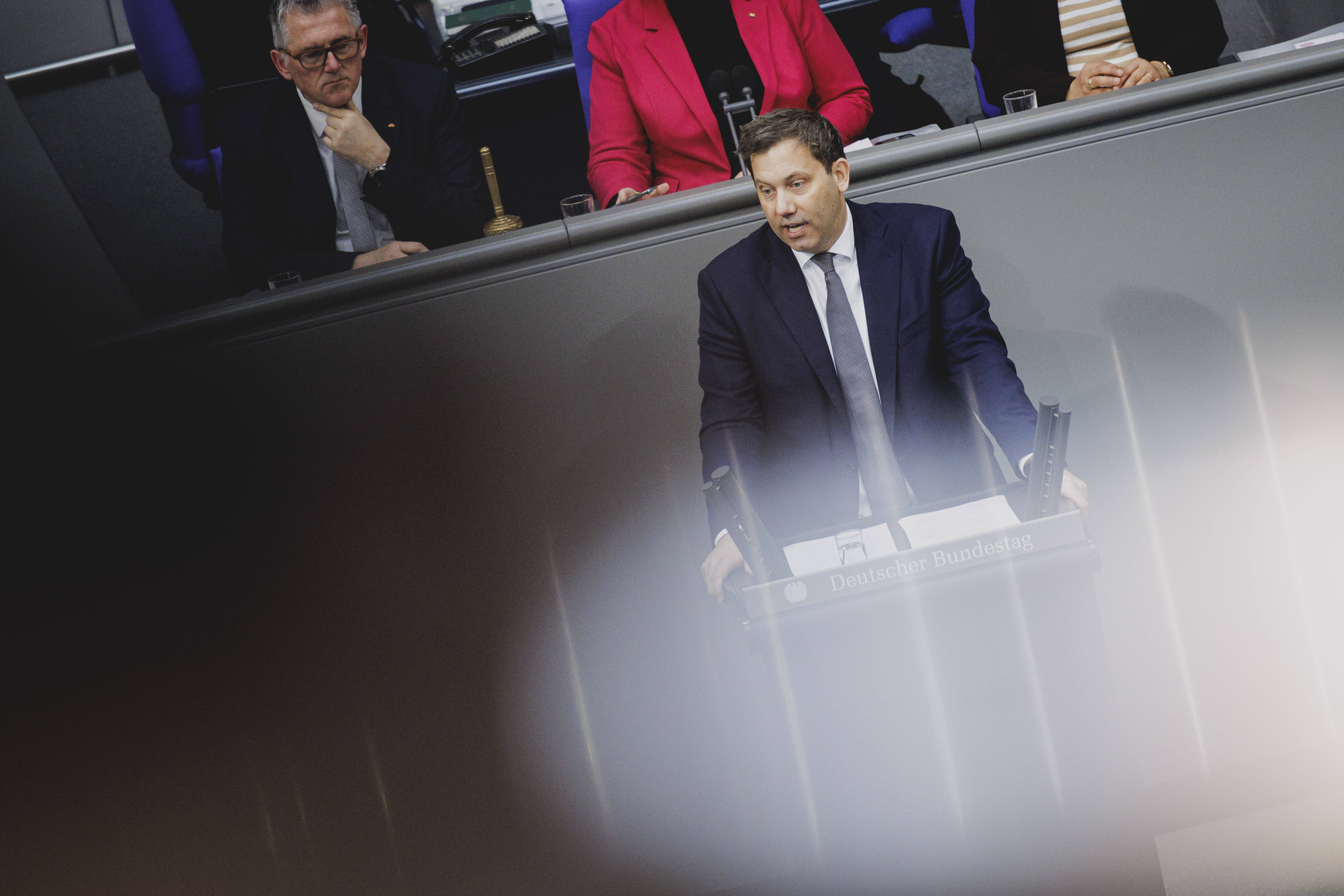 Lars Klingbeil warb am Donnerstag im Bundestag um Unterstützung für die Änderung des Grundgesetzes