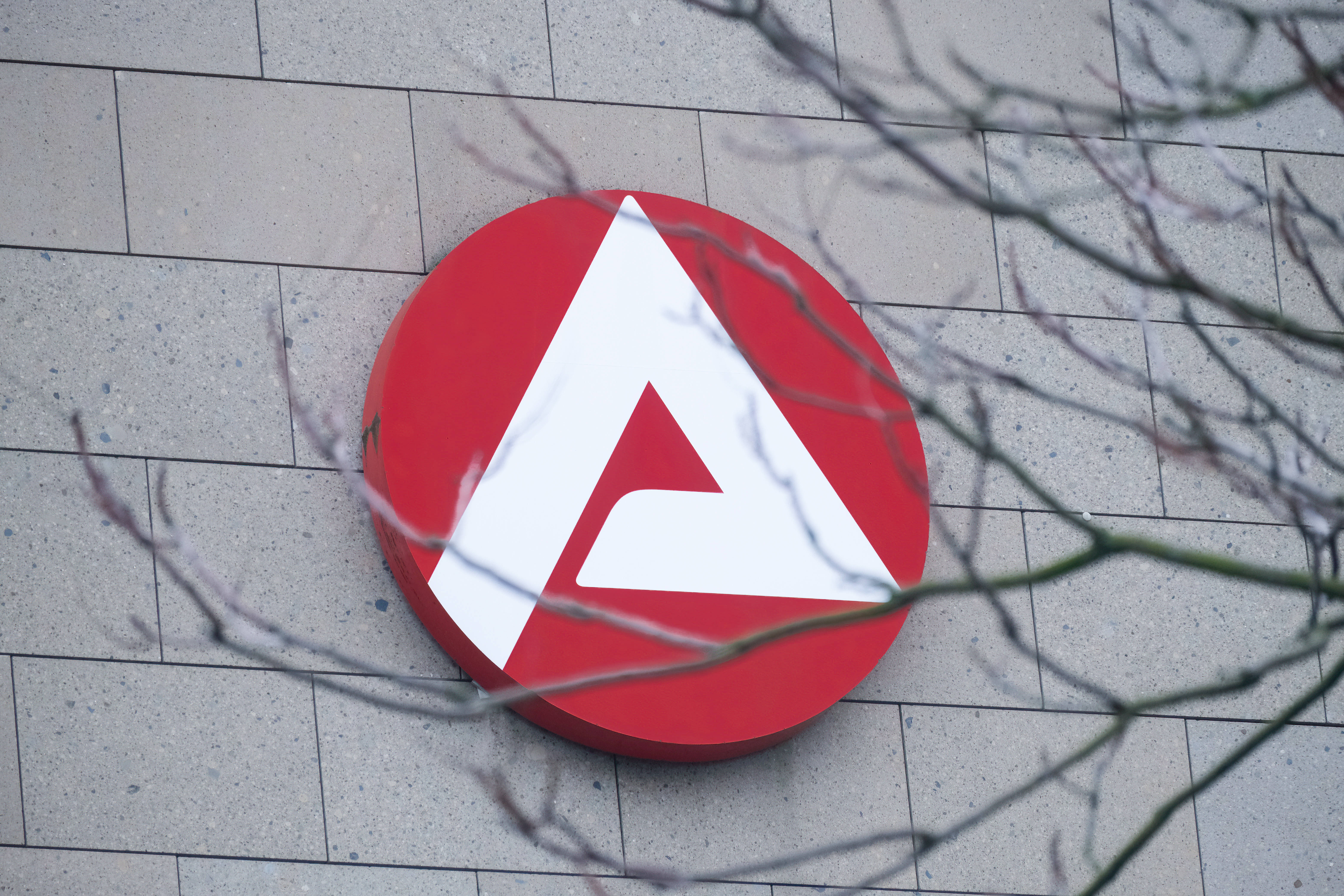 Die Jobcenter sollten weniger für die Verwaltung und stattdessen für die Vermittlung von Arbeitssuchenden ausgeben, meinen die Arbeitsmarkt-Experten der Bertelsmann Stiftung.