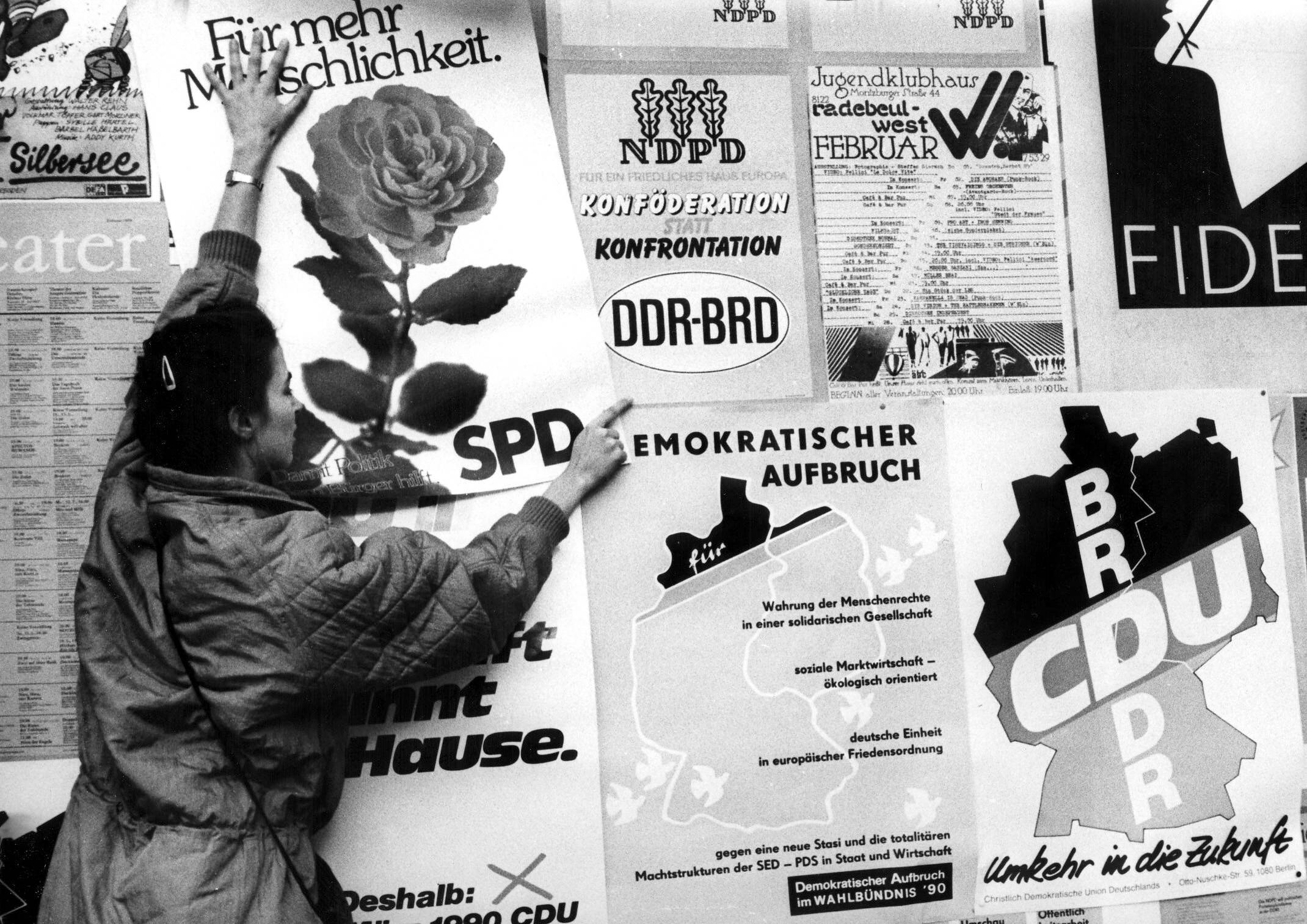 Plakate für die DDR-Volkskammerwahl am 18. März 1990: Wahlkampf war insgesamt für die DDR etwas Neues.