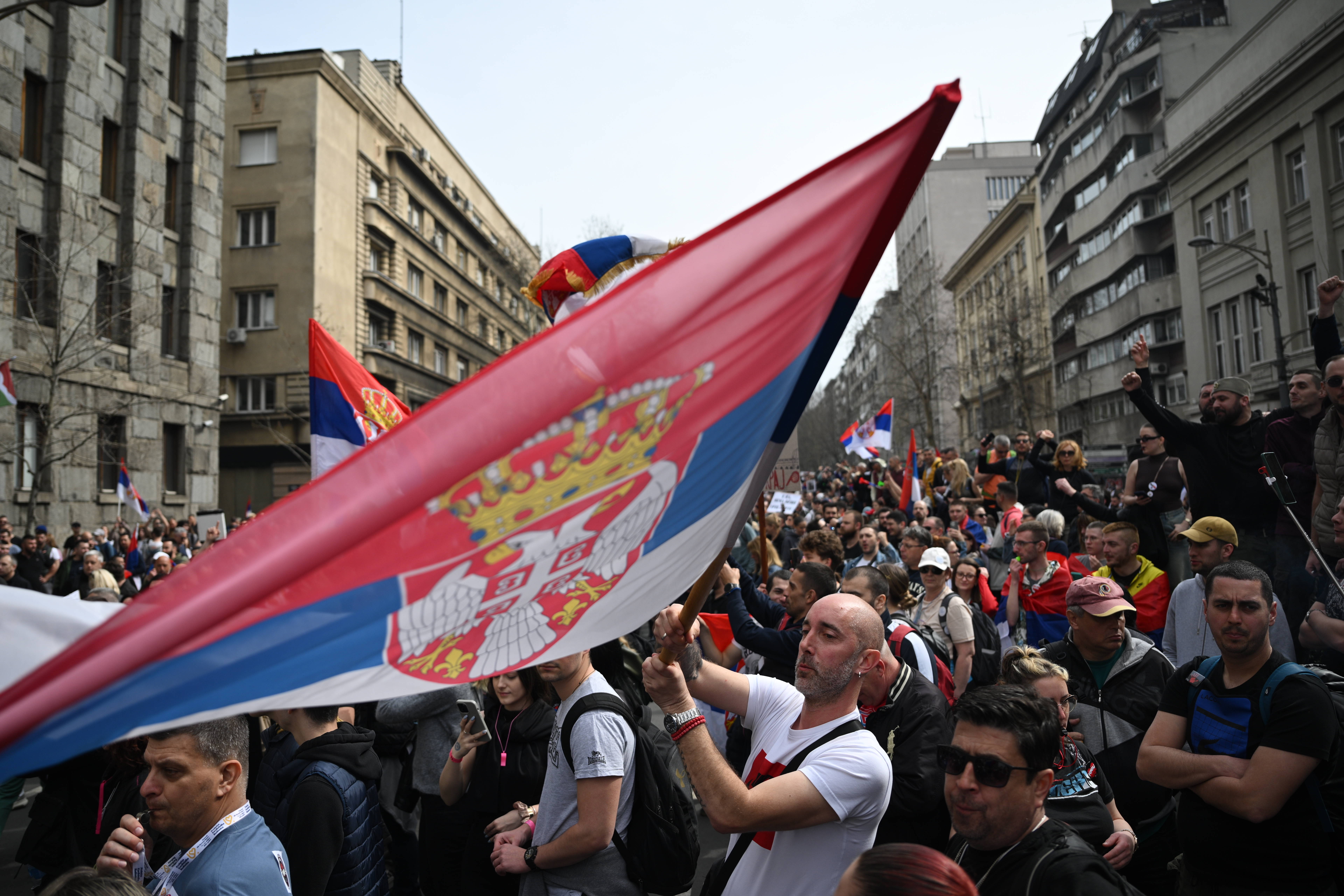 Den Druck aufrecht erhalten: Mehrere hunderttausend Menschen demonstrierten in Belgrad gegen den serbischen Präsidenten Vučić.