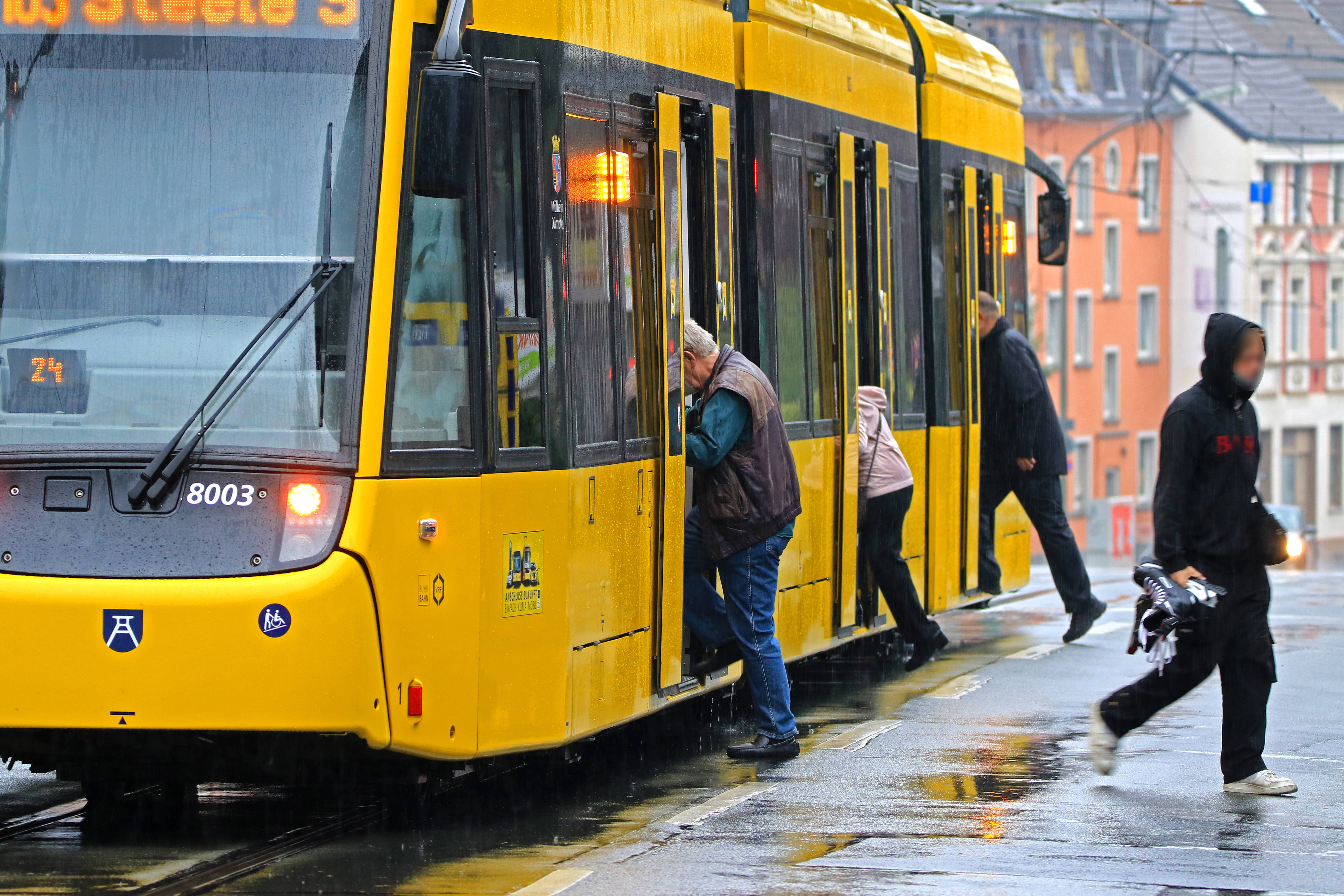 Menschen steigen aus einer Straßenbahn