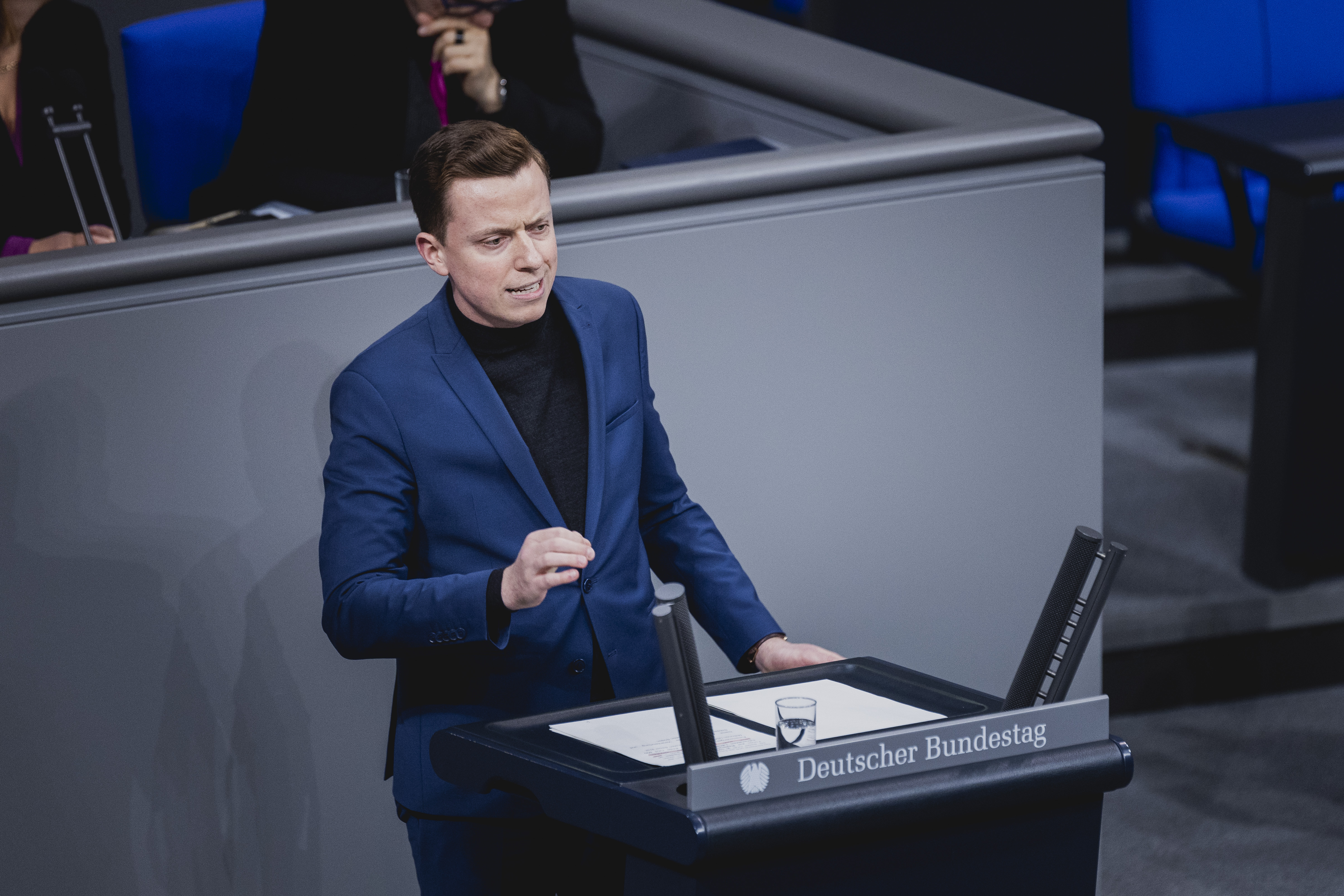 Der SPD-Abgeordnete Adis Ahmetovic steht hinter dem Redepult und spricht im Bundestag.