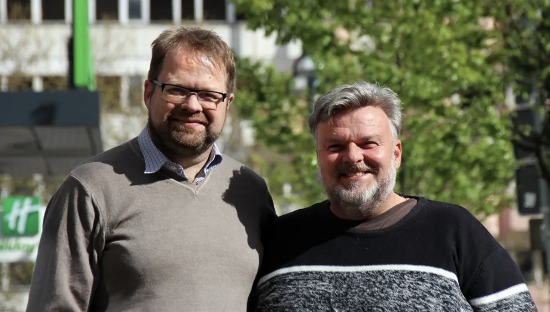 ESC-Experte Marc Schulte (l.) und Martin Schmidtner vor urbanem Hintergrund in Berlin
