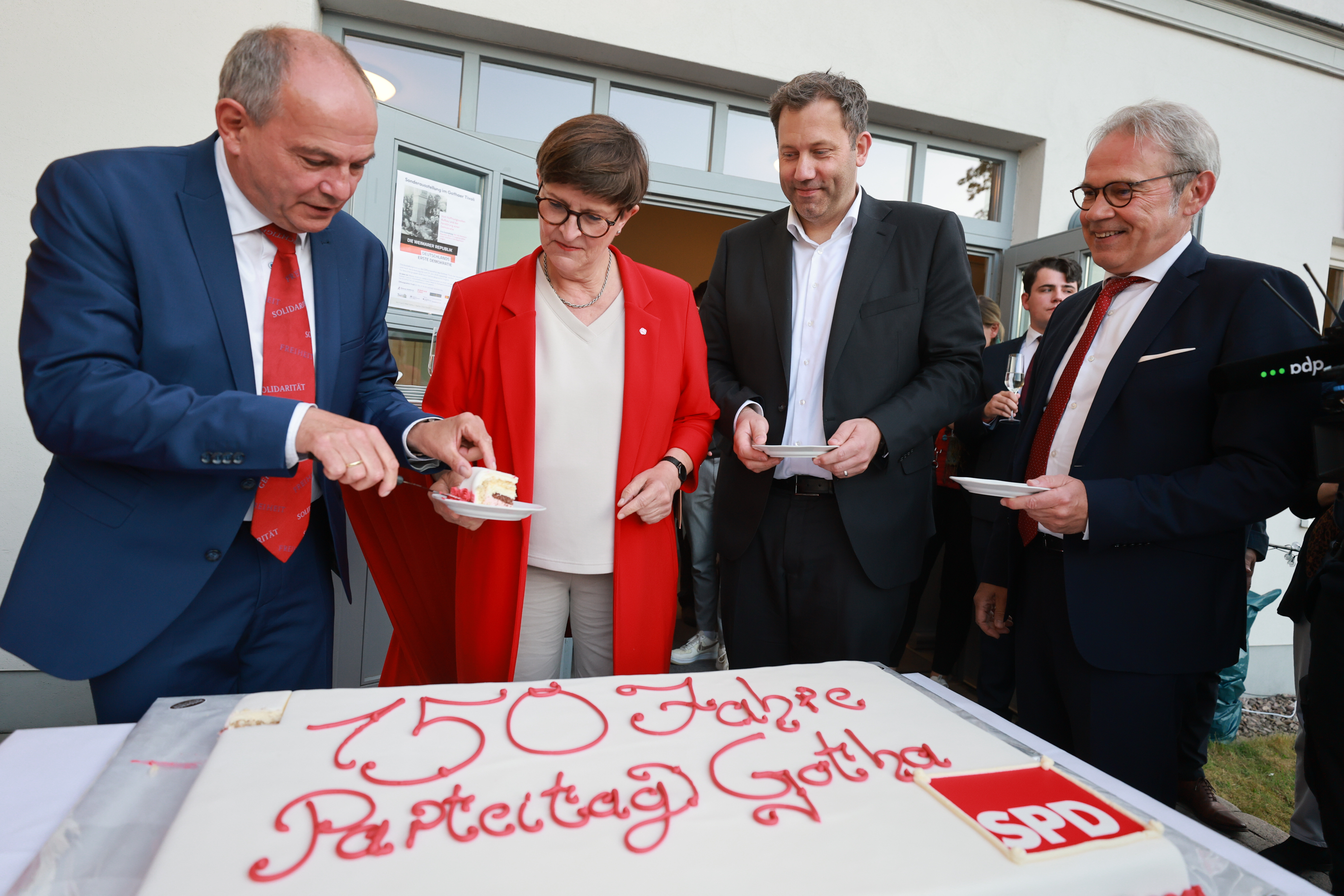 Knut Kreuch, Saskia Esken, Lars Klingbeil und Georg Maier schneiden eine Torte an, auf der "150 Jahre Gothaer Parteitag" steht.