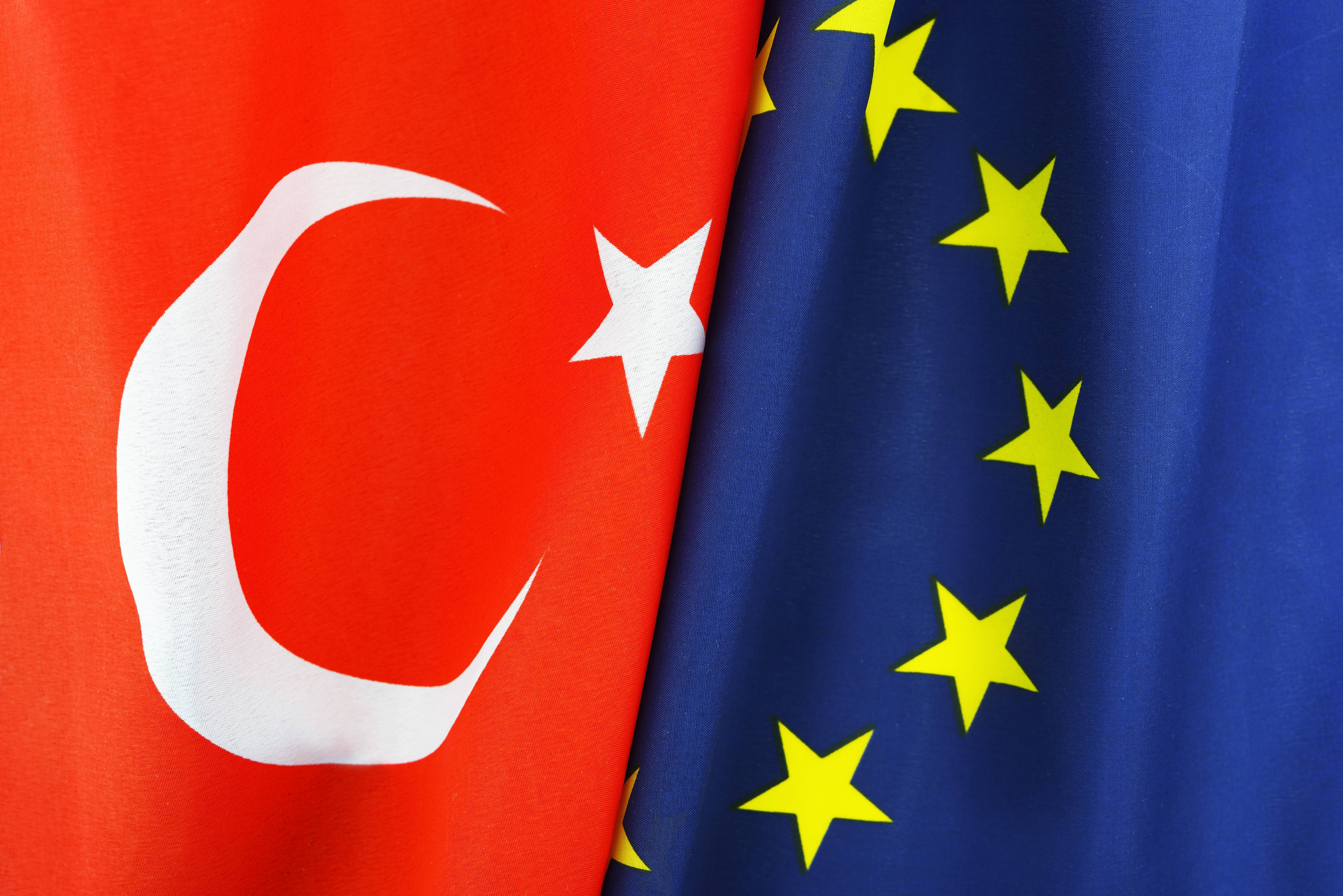 Fahnen der Türkei und der EU