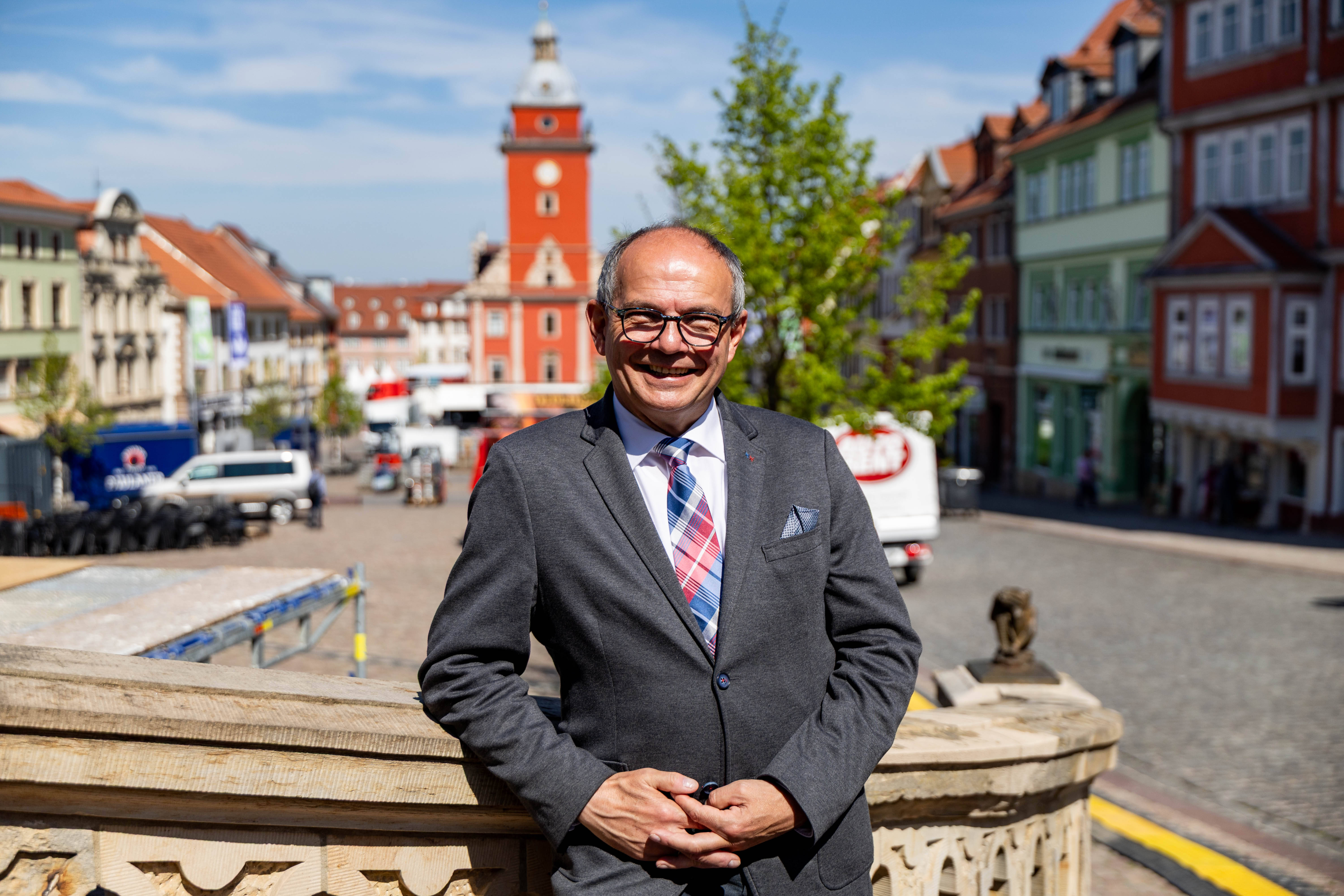 Knut Kreuch, Oberbürgermeister von Gotha, im Anzug am Hauptmarkt. Im Hintergrund das Rathaus