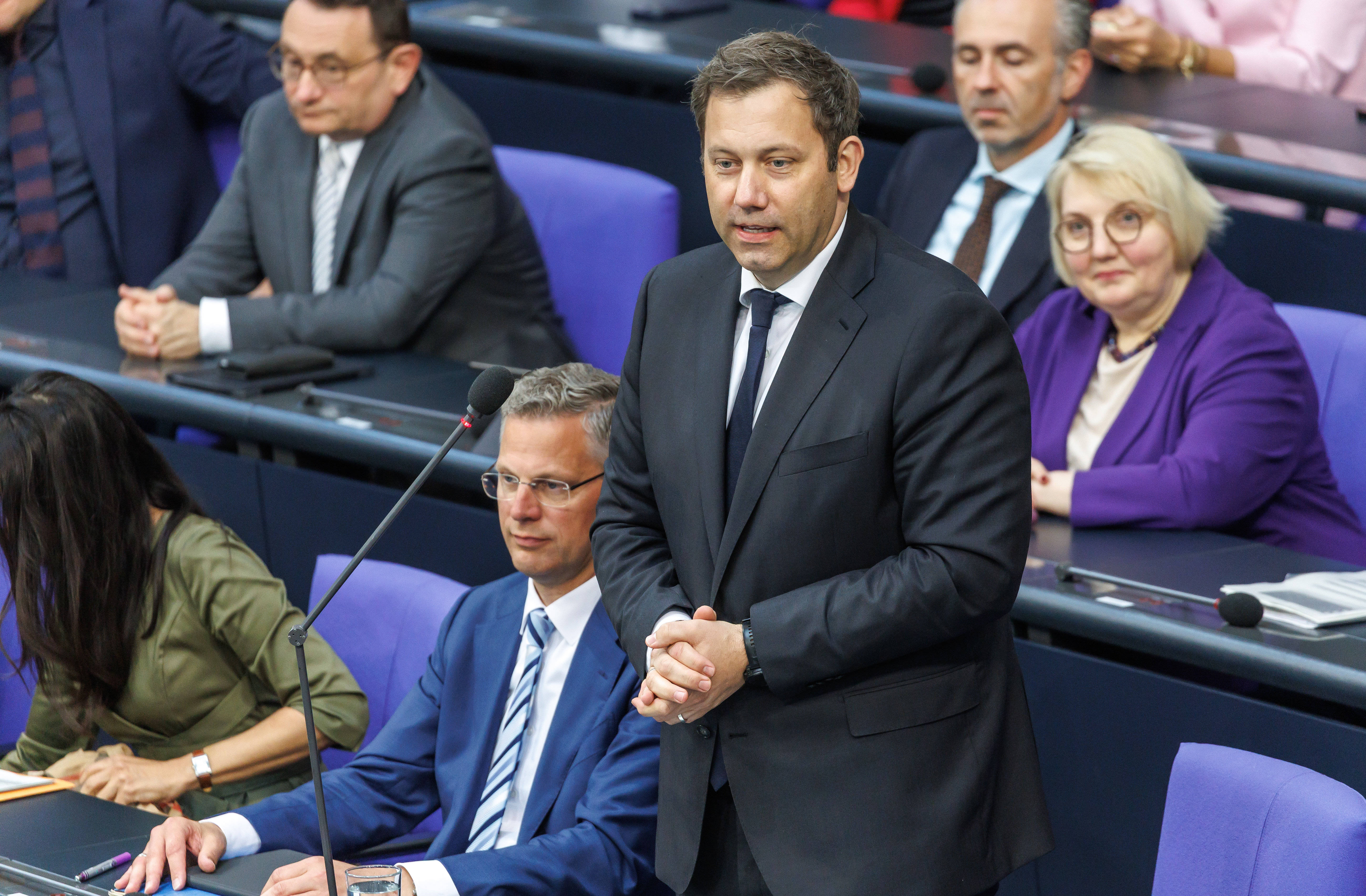 Befragung der Bundesregierung im Bundestag: Bundesfinanzminister Lars Klingbeil (SPD) stellt sich den Fragen der Abgeordneten in der Befragung der Bundesregierung bei der 3. Plenarsitzung im Deutschen Bundestag am 14.05.25 in Berlin