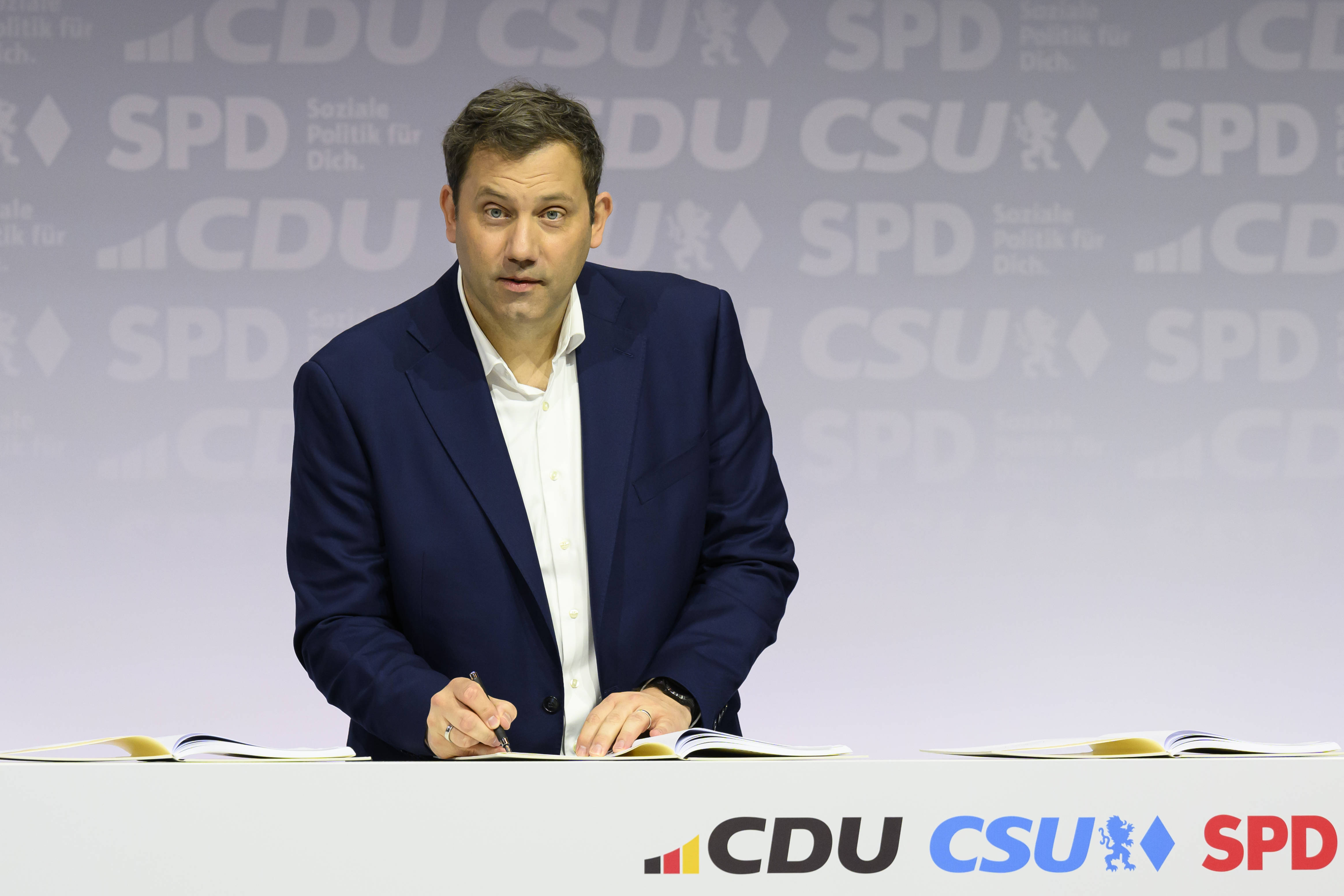 Das Leben der Menschen besser machen: SPD-Chef Lars Klingbeil bei der Unterzeichnung des Koalitionsvertrags