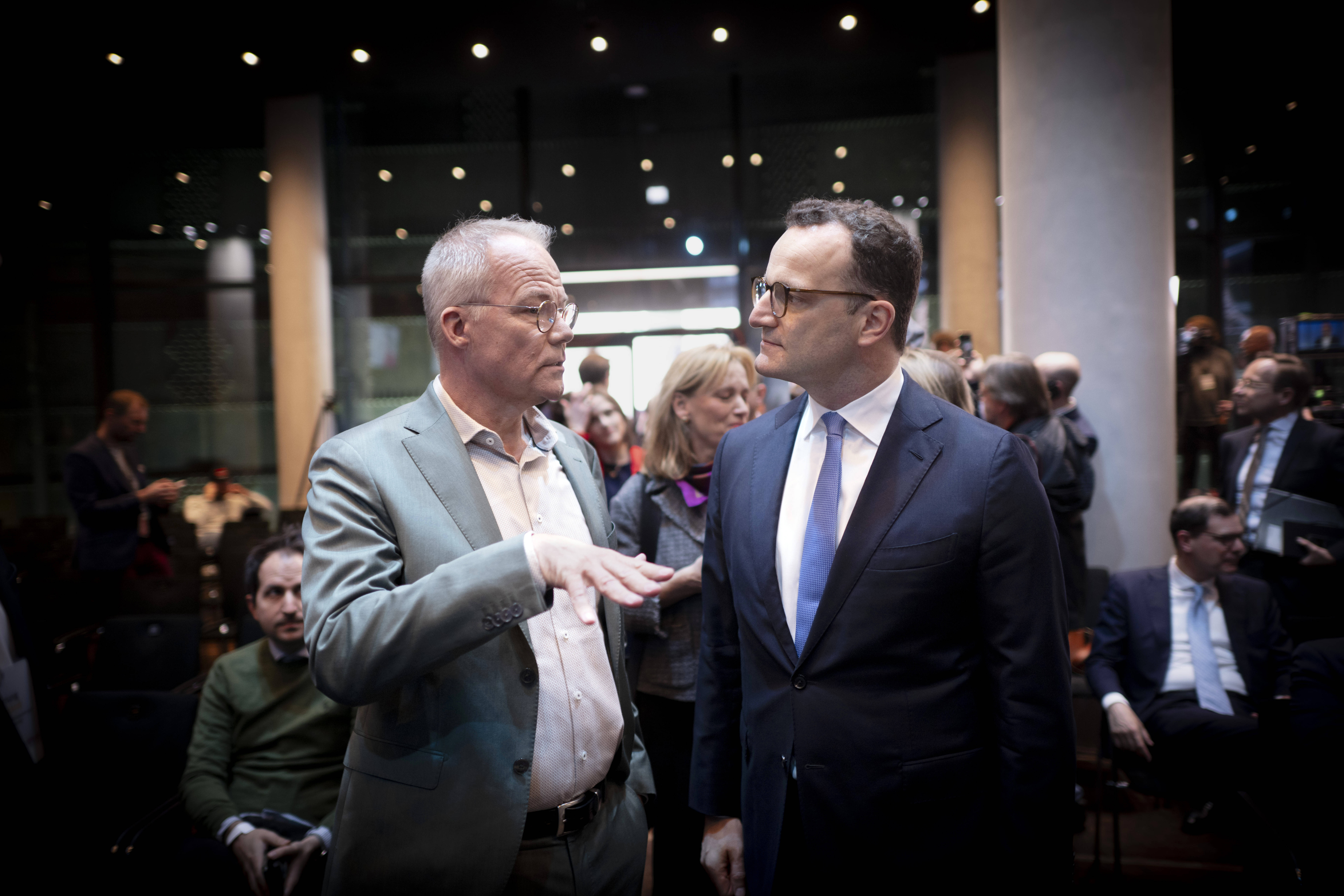 Matthias Miersch und Jens Spahn stehen nebeneinander und unterhalten sich.